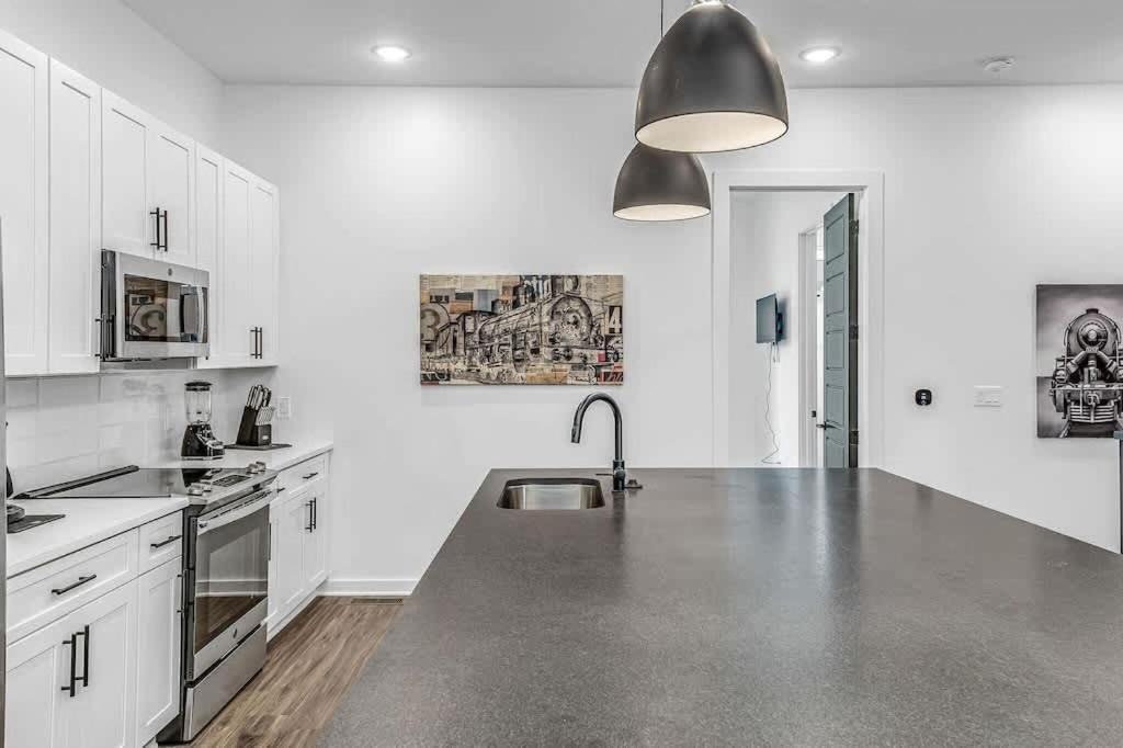 Highland Station - Private Rooftop - Sleeps 14