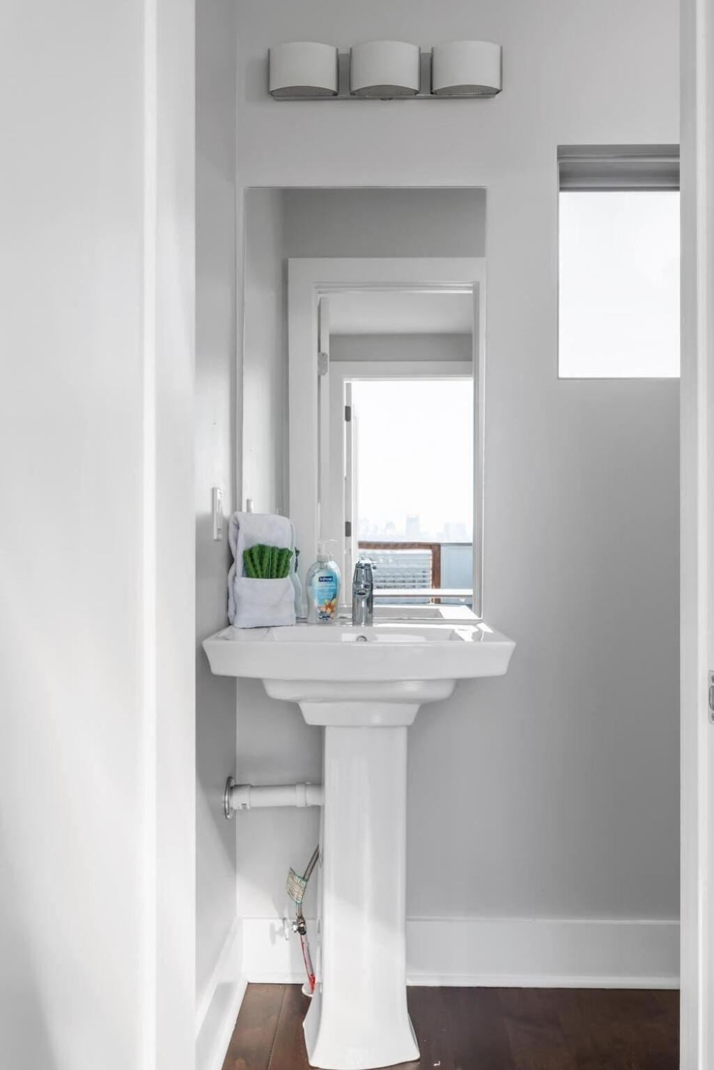 Side By Side Era - Hot Tubs - Rooftop Views * Nashville