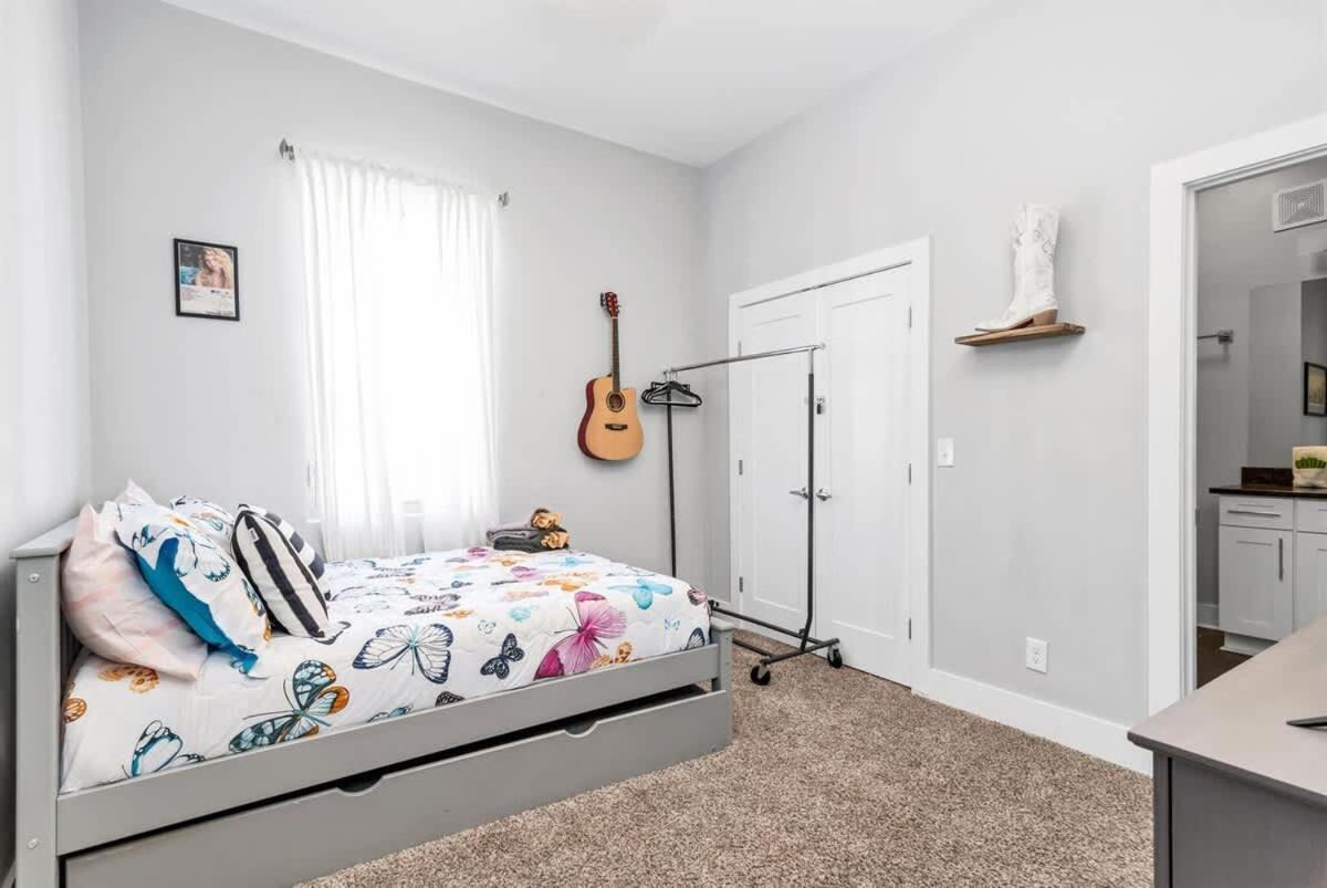 Side By Side Era - Hot Tubs - Rooftop Views *