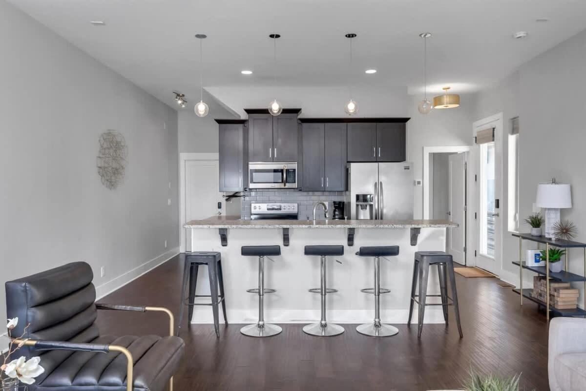 Side By Side Era - Hot Tubs - Rooftop Views