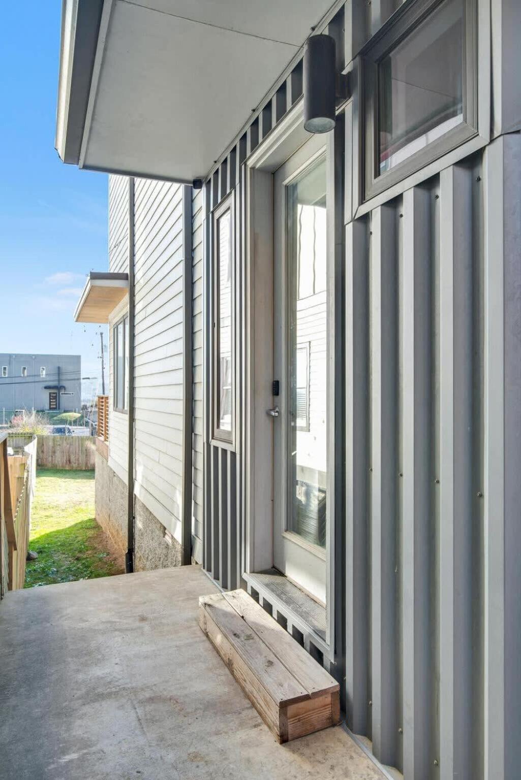 Side By Side Era - Hot Tubs - Rooftop Views