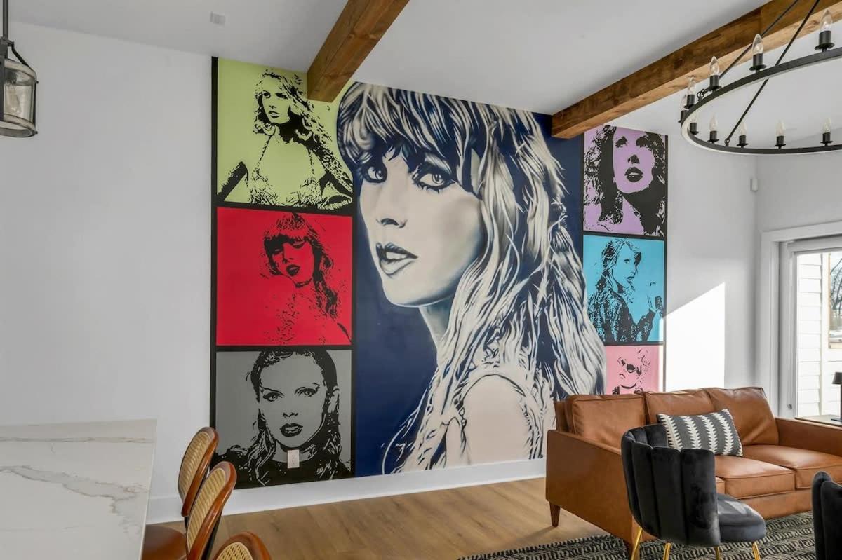 Side By Side Era - Hot Tubs - Rooftop Views *