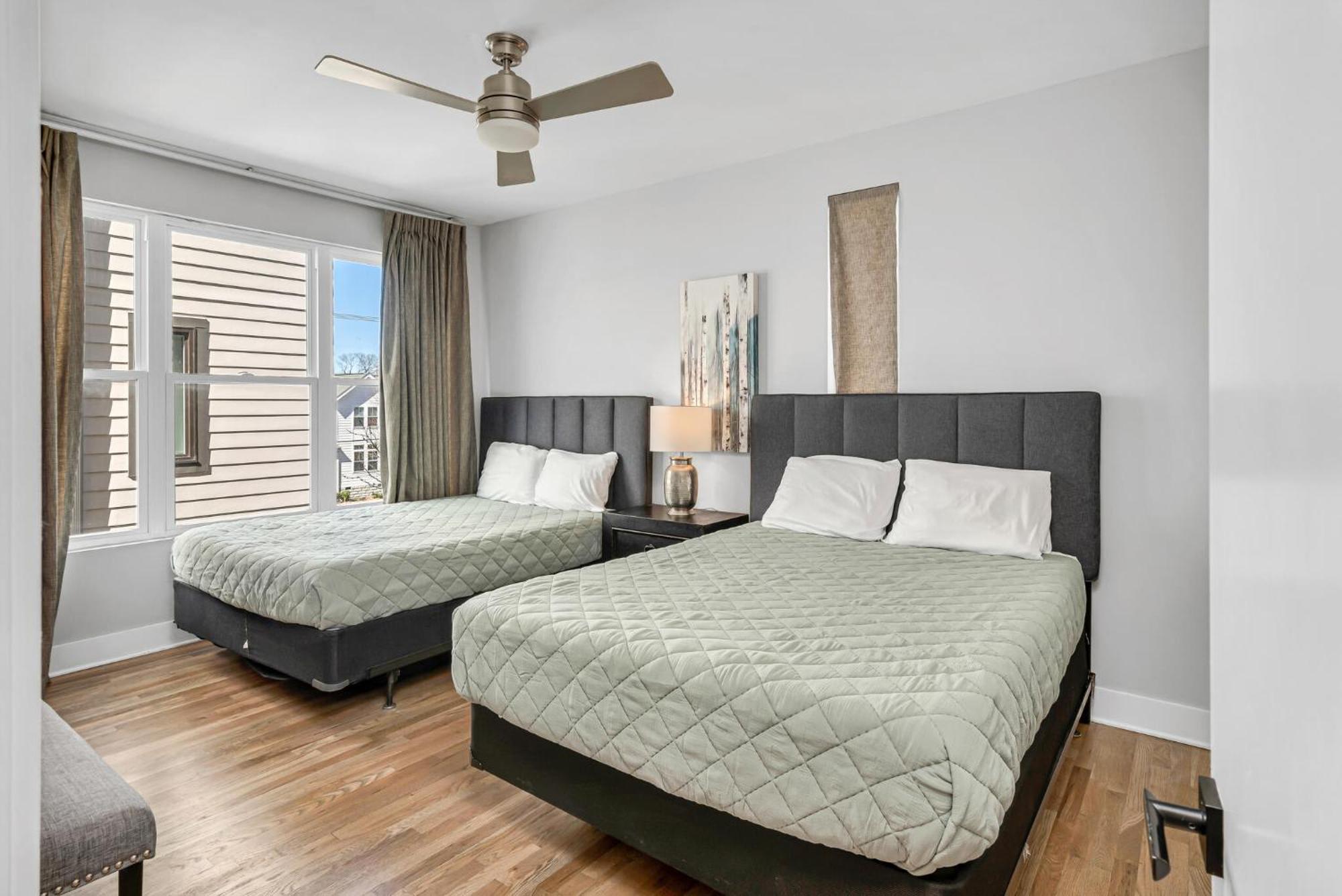 Spacious Close To Belmont Rooftop *