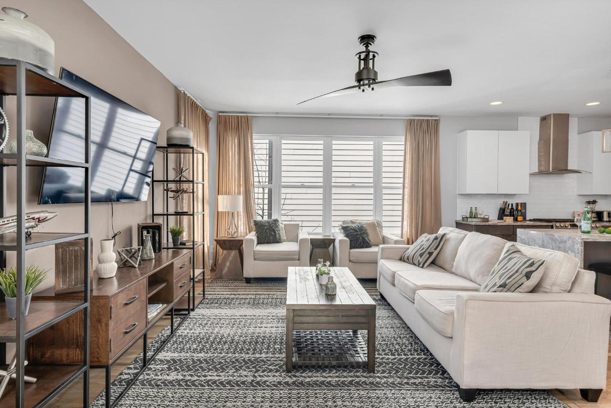 Spacious Close To Belmont Rooftop *