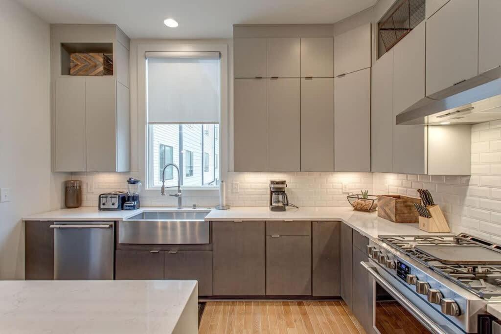 Holiday home 5 Min Uber To Downtown - 2 Car Gargage - Rooftop Nashville
