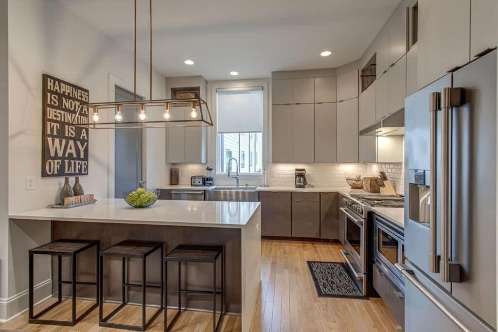 5 Min Uber To Downtown - 2 Car Gargage - Rooftop Holiday home