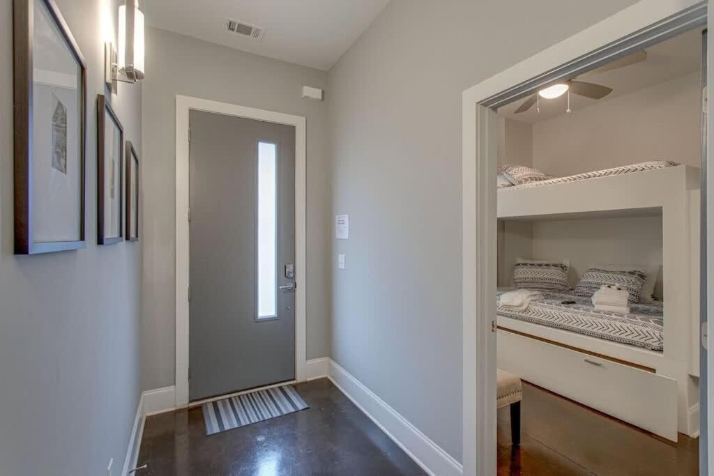 5 Min Uber To Downtown - 2 Car Gargage - Rooftop Holiday home *