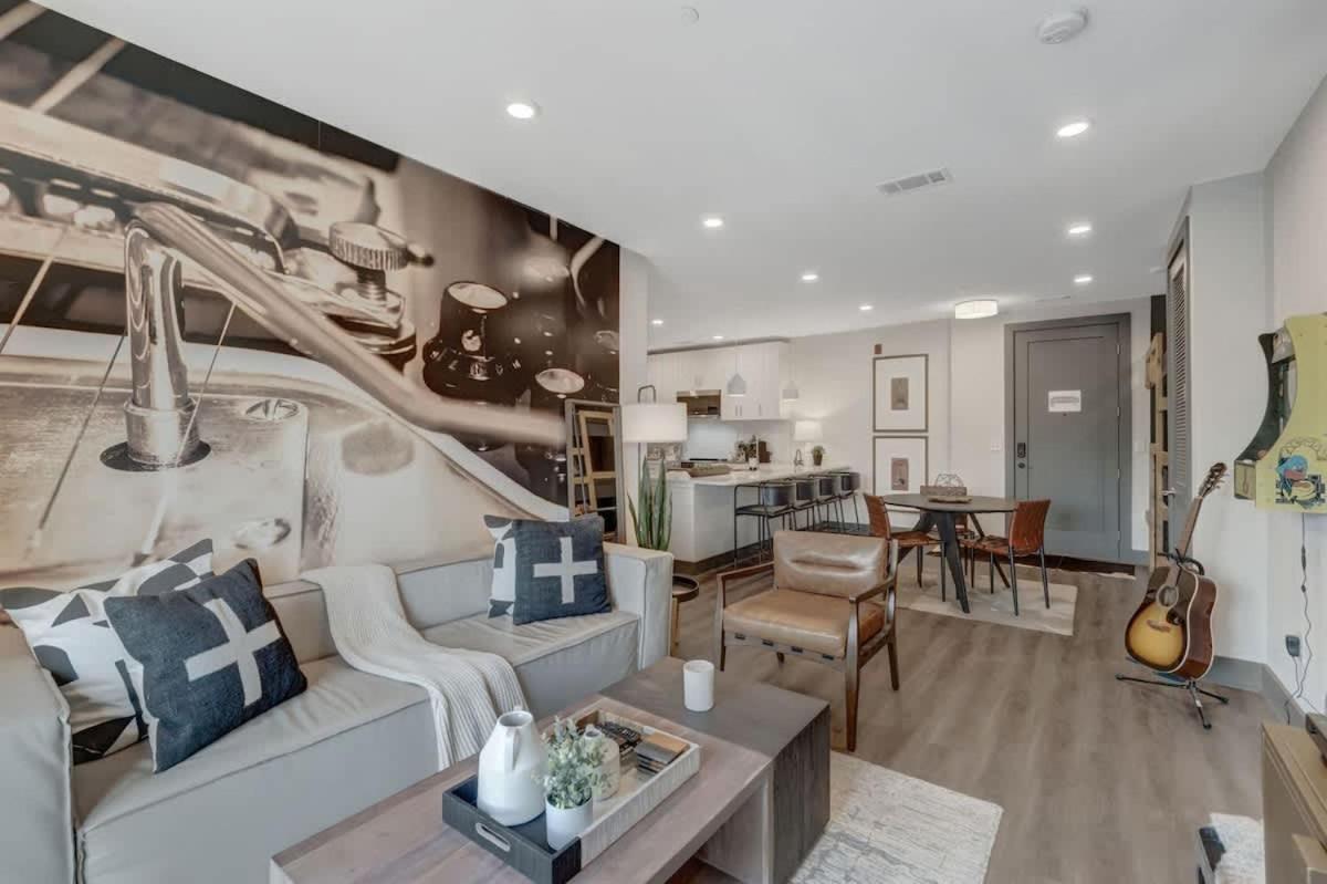 Holiday home 6 Min To Broadway - Gym Rooftop Sleeps 8 *