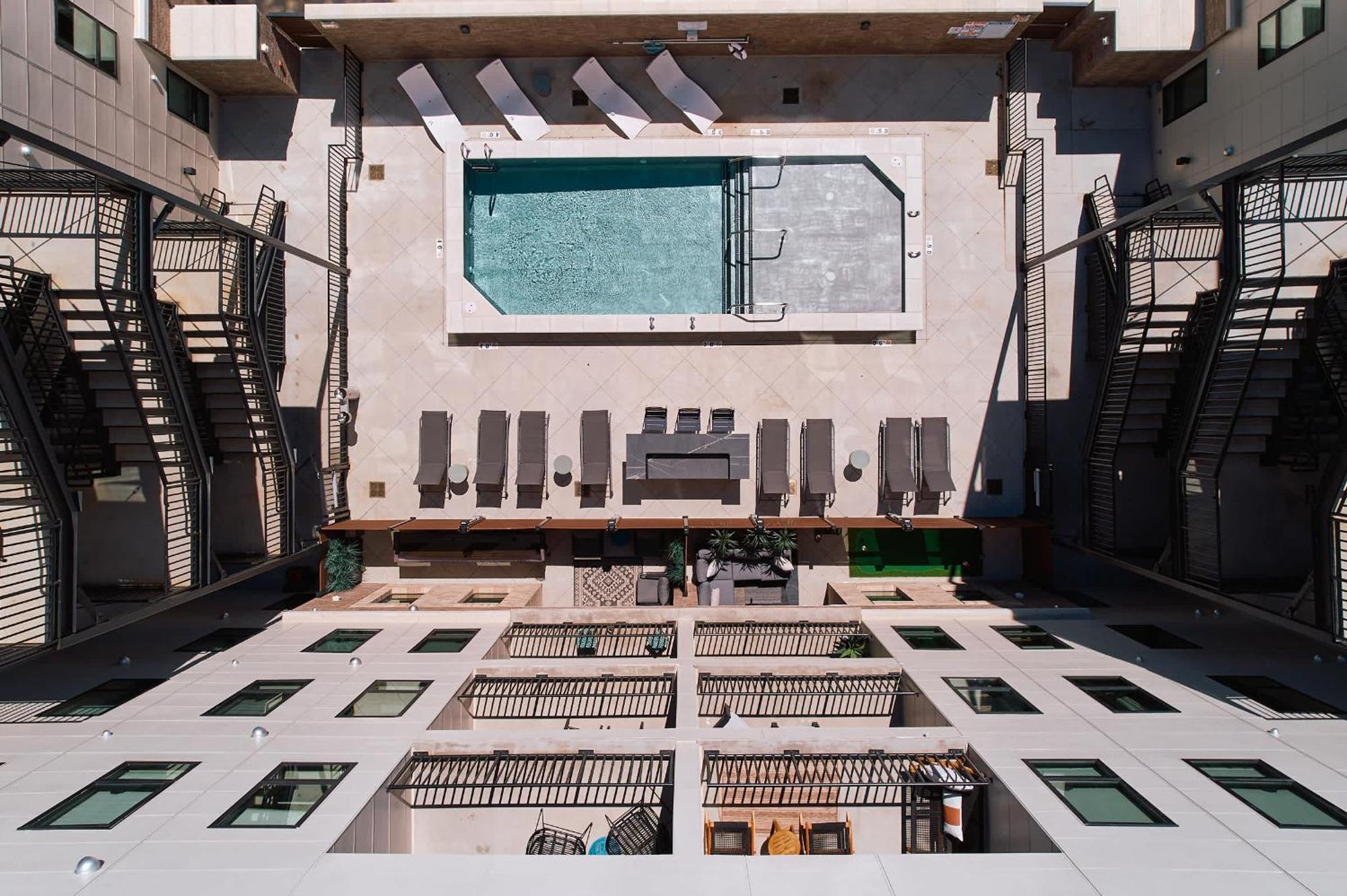 Modern Music Row With King & Queen Bedrooms, Private Balcony, Pool & Fitness Center, Walk To Rca B & Local Dining, Garage Parking, Elevator Access, 24 Hr Hospitality Holiday home *