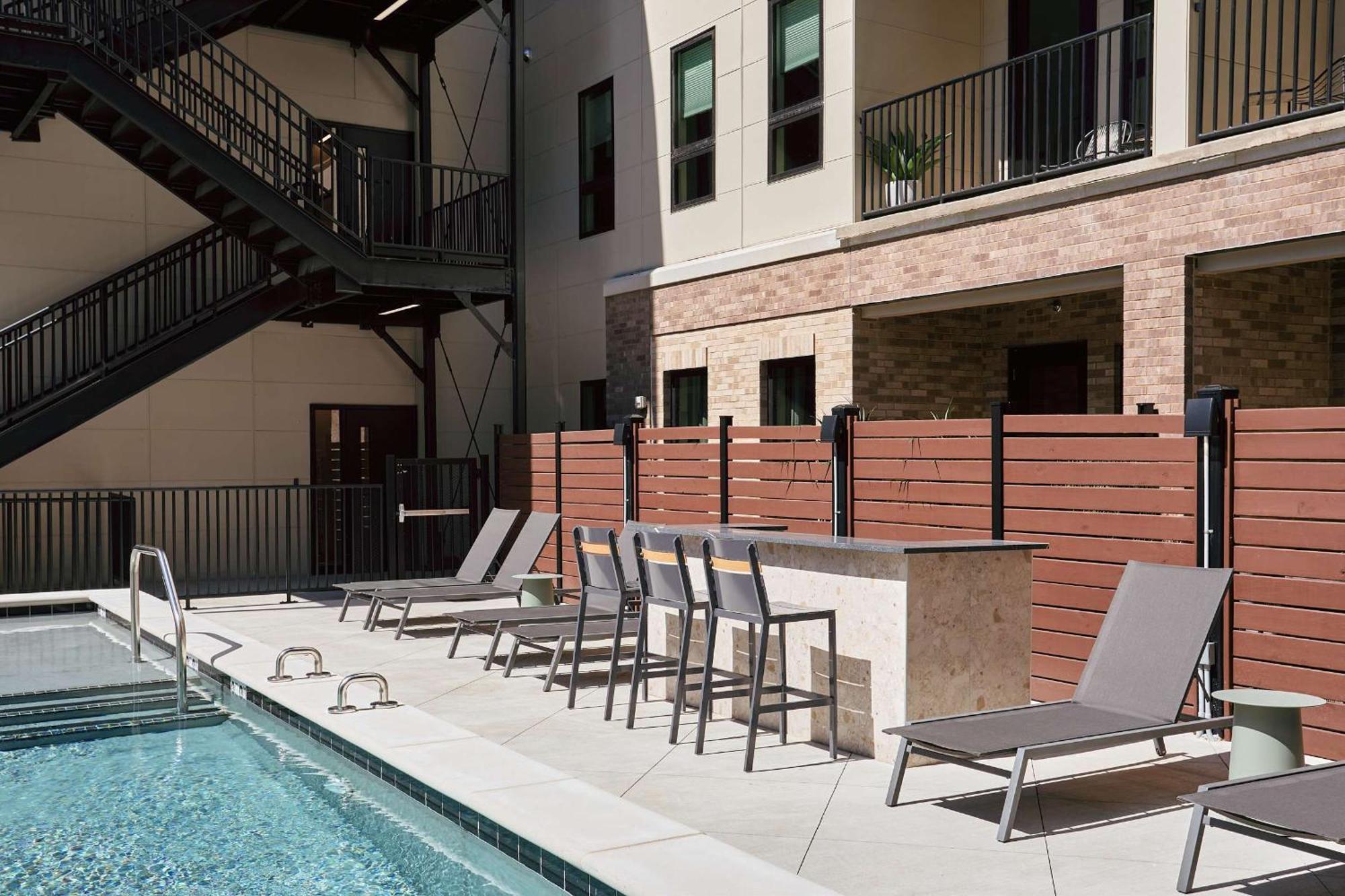 Holiday home Modern Music Row With King & Queen Bedrooms, Private Balcony, Pool & Fitness Center, Walk To Rca B & Local Dining, Garage Parking, Elevator Access, 24 Hr Hospitality *