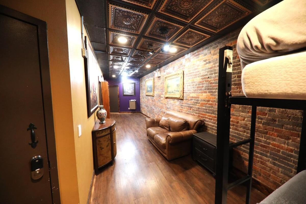 Broadway 4br 2bth 2500sf Art Gallery And Steam Holiday home *