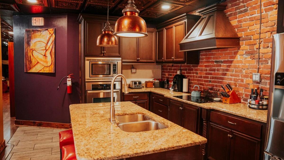 Broadway 4br 2bth 2500sf Art Gallery And Steam