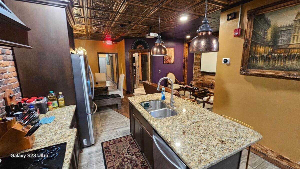 Broadway 4br 2bth 2500sf Art Gallery And Steam Holiday home *