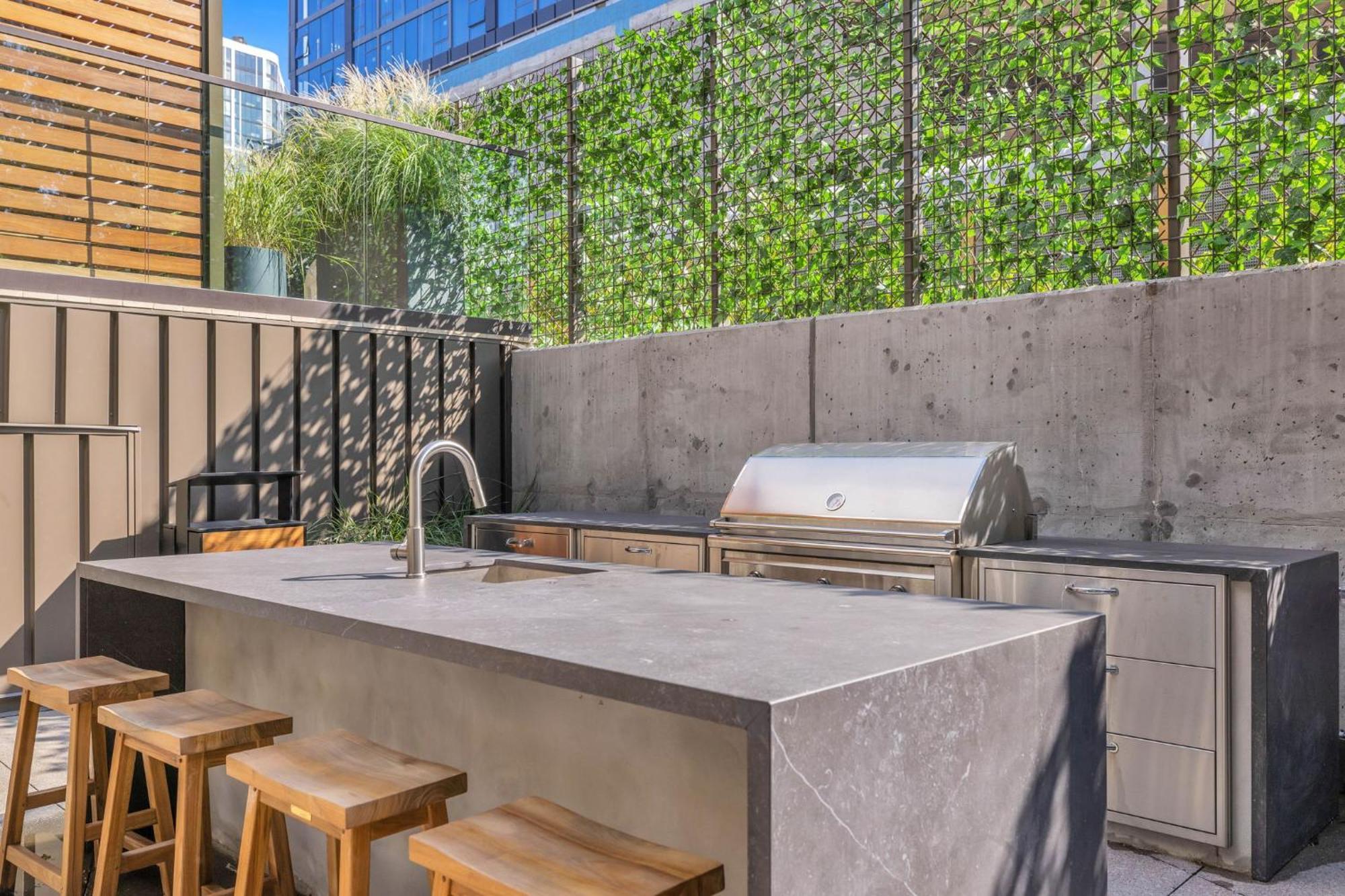 Walk To Broadway, Pool, Gym, Parking At Cowboys & Playboys In Downtown Apartment Nashville