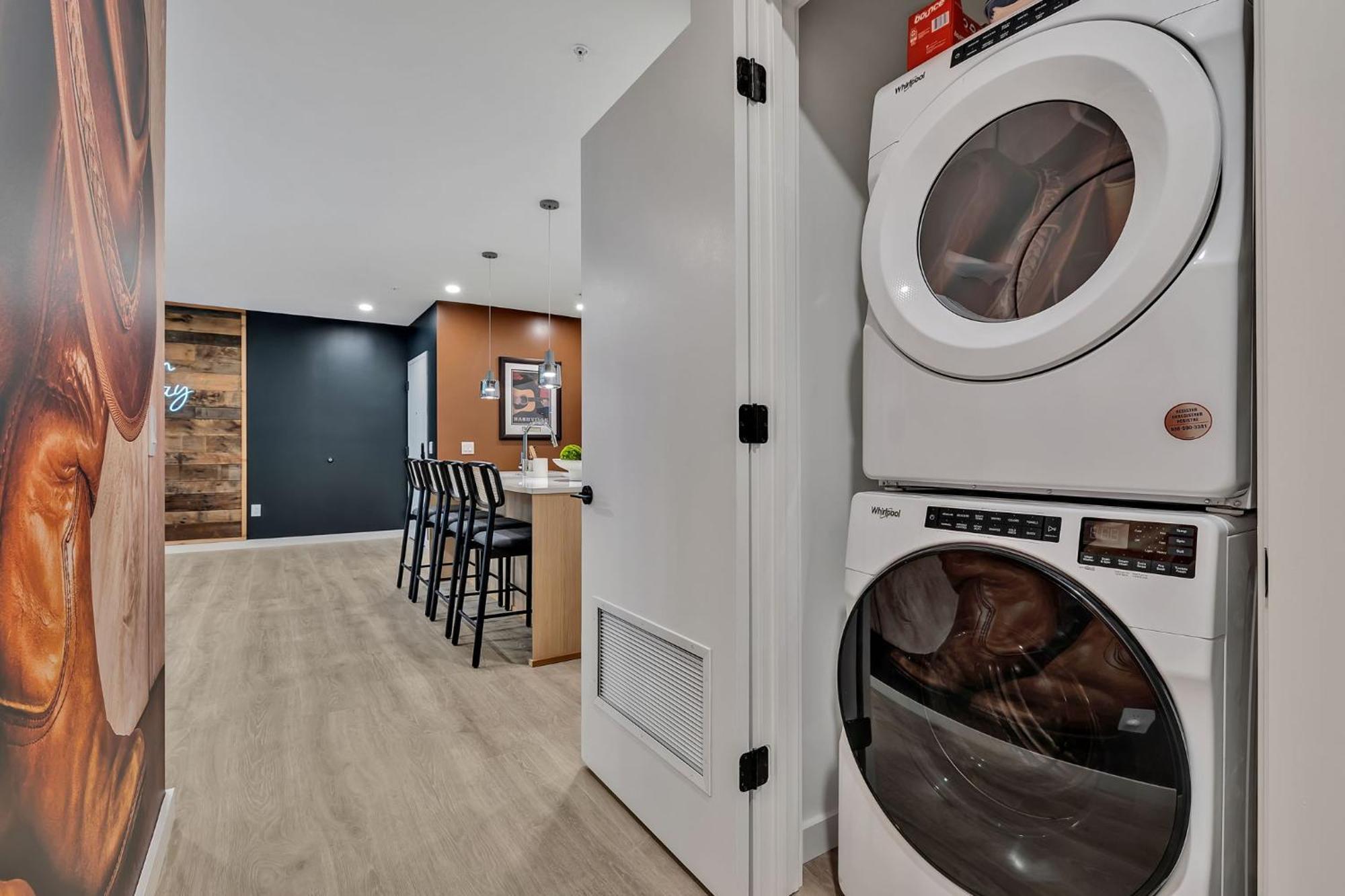 Boots On Broadway In Downtown With Parking, Pool, Gym Apartment