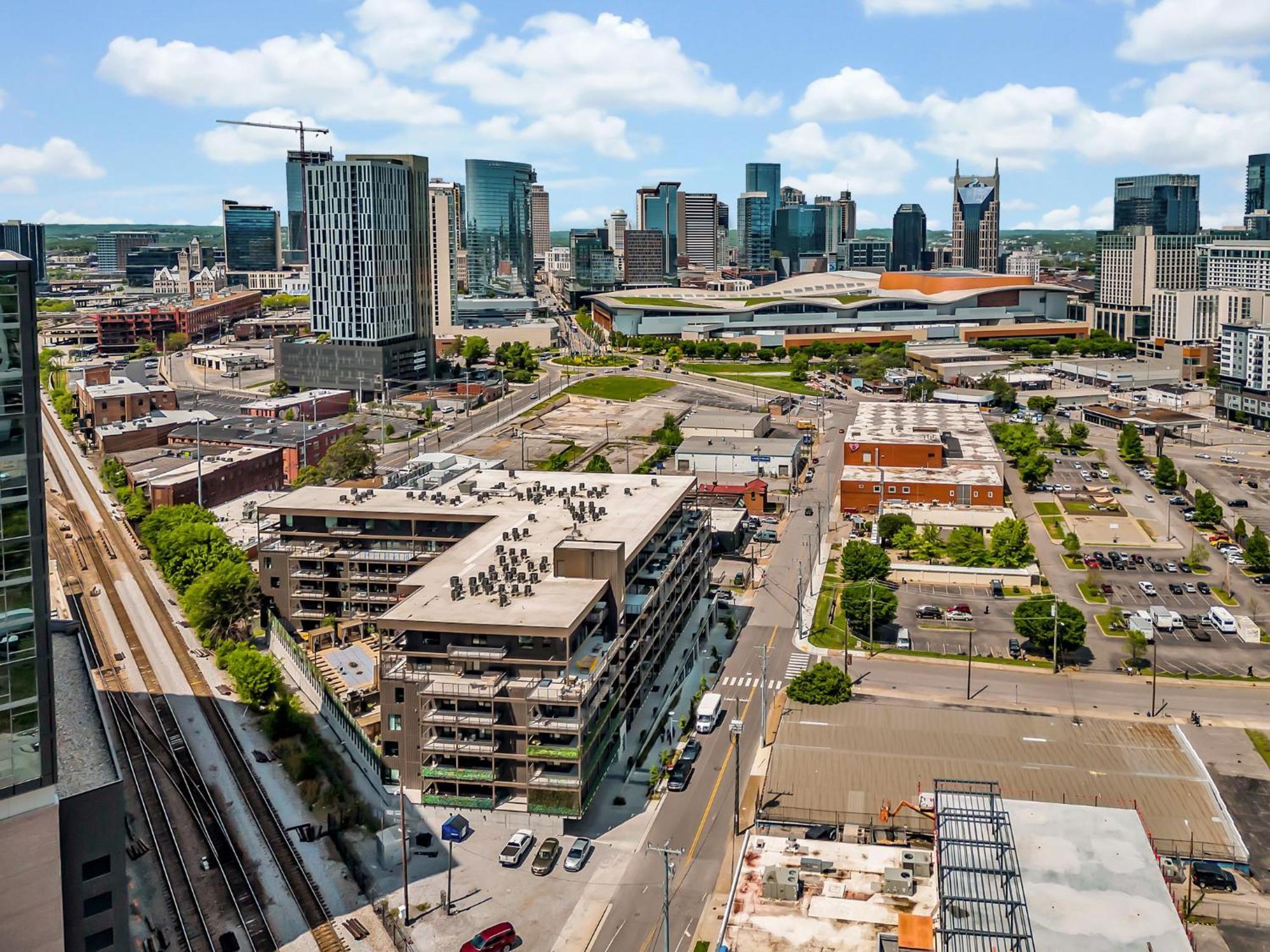 Boots On Broadway In Downtown With Parking, Pool, Gym Apartment Nashville