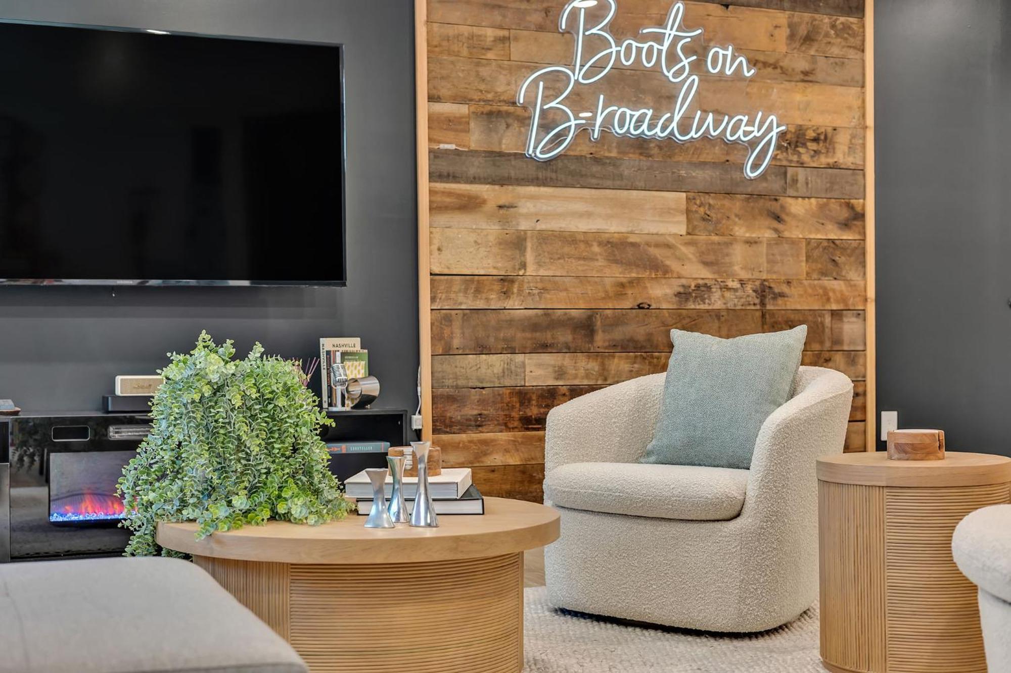 Apartment Boots On Broadway In Downtown With Parking, Pool, Gym Nashville