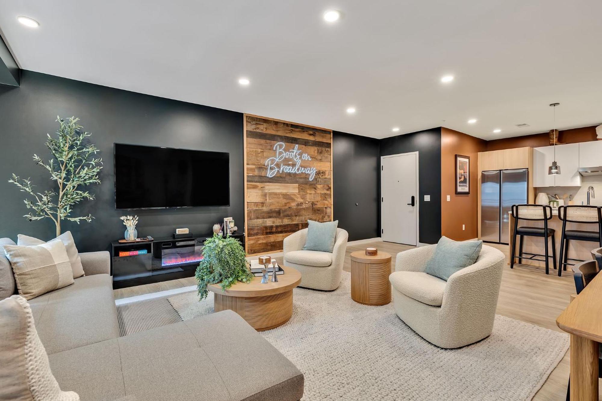 Boots On Broadway In Downtown With Parking, Pool, Gym *