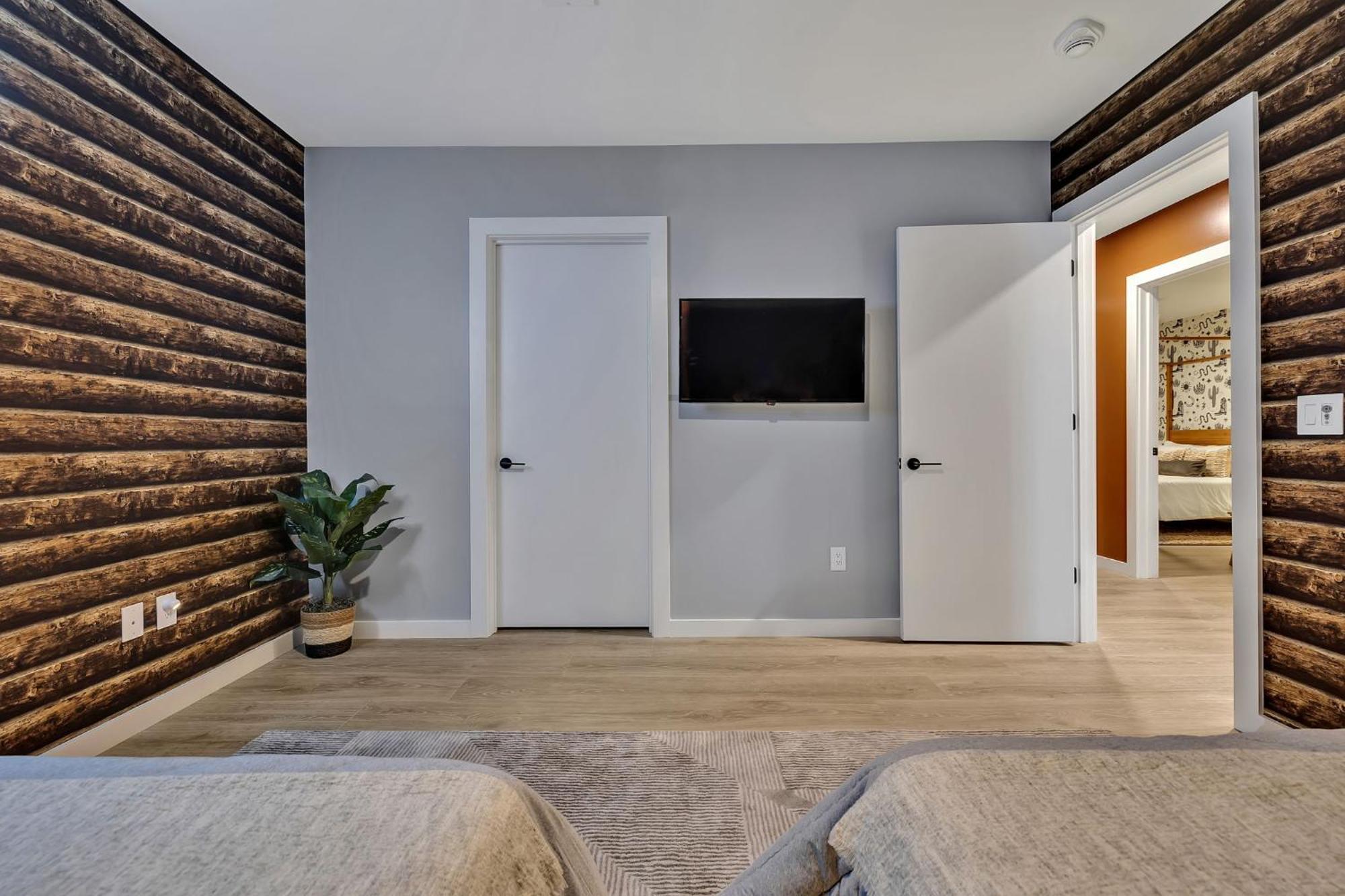 Boots On Broadway In Downtown With Parking, Pool, Gym