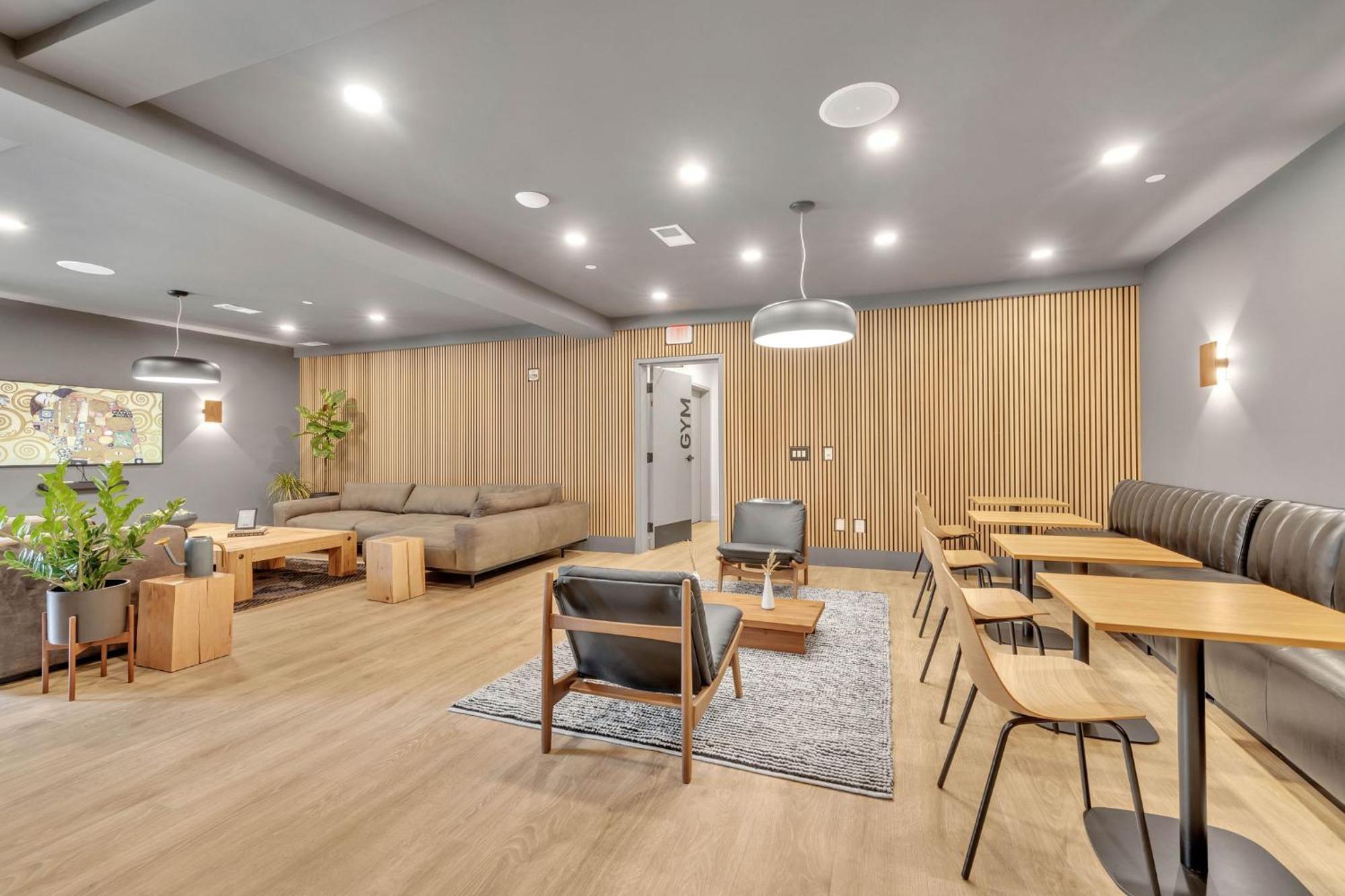 The High Note Short Walk To Broadway, Heated Pool, Gym, Parking Apartment