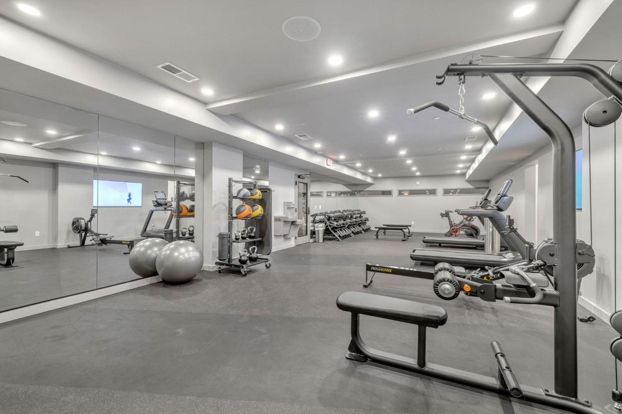 Apartment The High Note Short Walk To Broadway, Heated Pool, Gym, Parking *