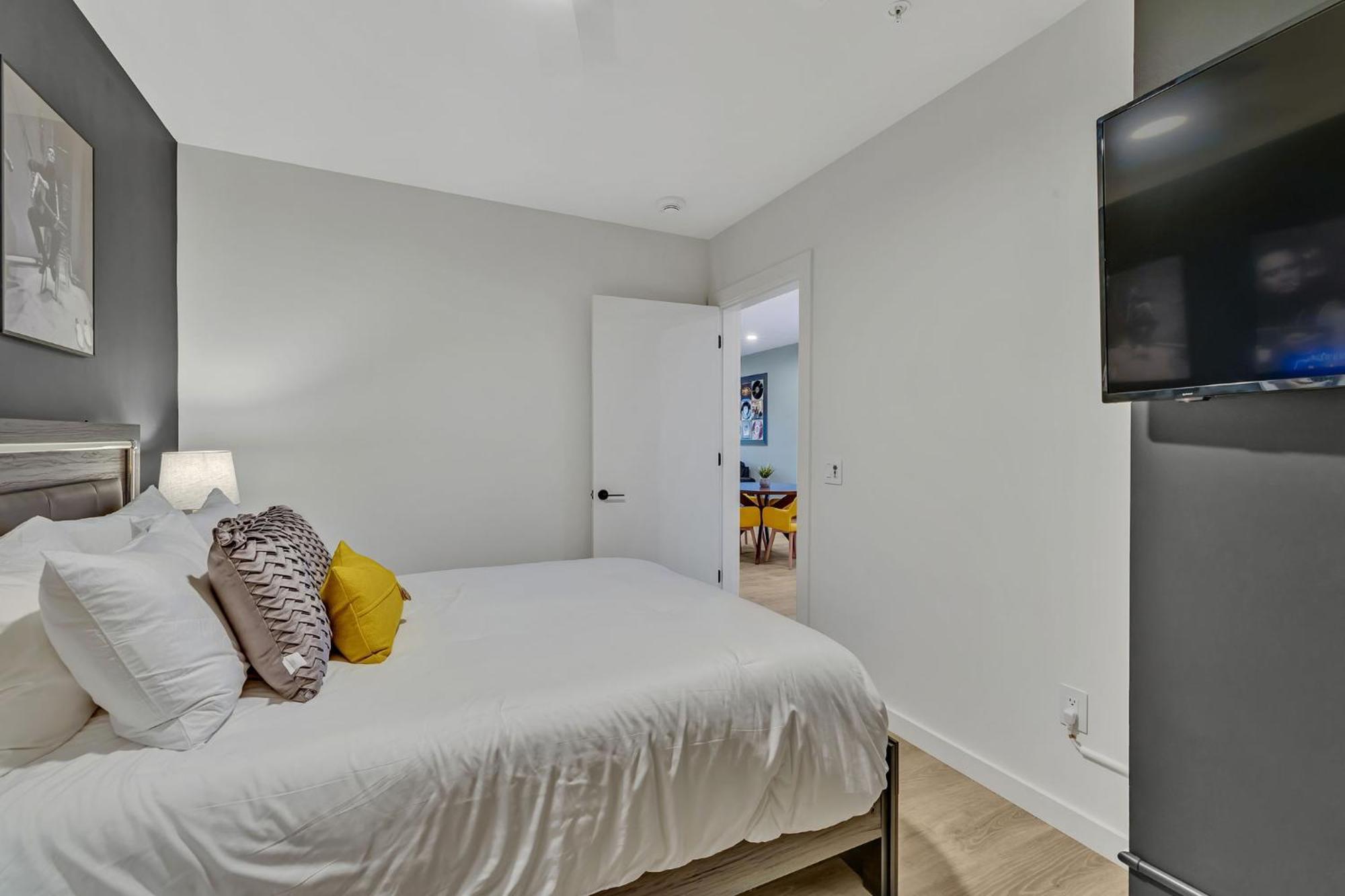 Apartment The High Note Short Walk To Broadway, Heated Pool, Gym, Parking