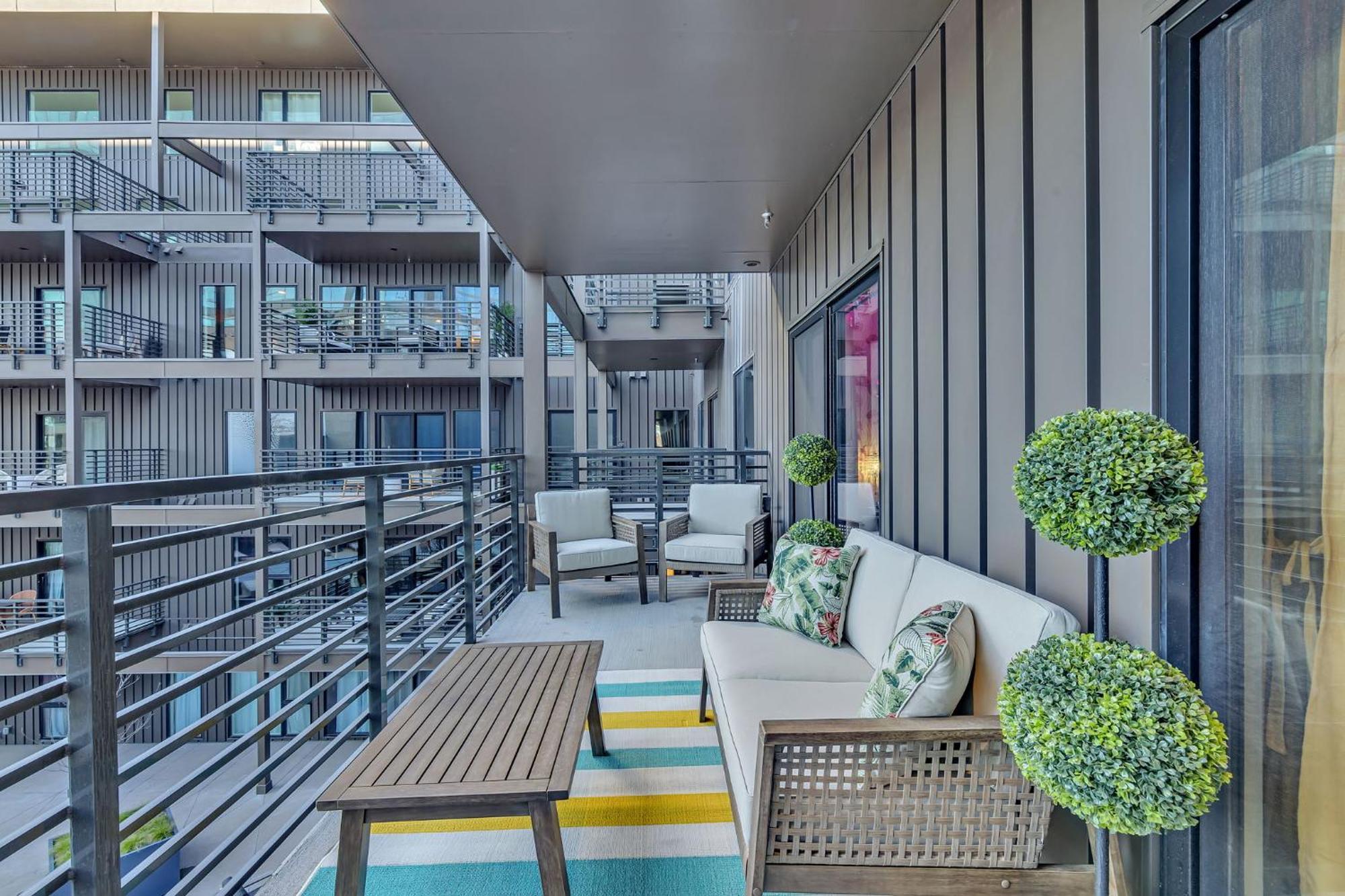 The High Note Short Walk To Broadway, Heated Pool, Gym, Parking Apartment