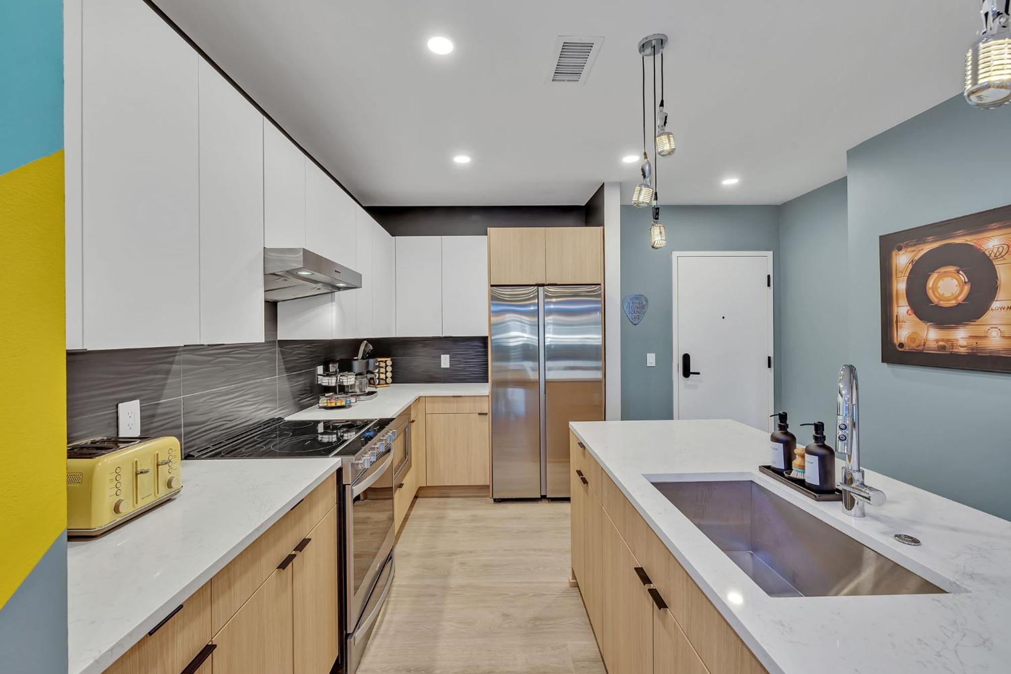 The High Note Short Walk To Broadway, Heated Pool, Gym, Parking *
