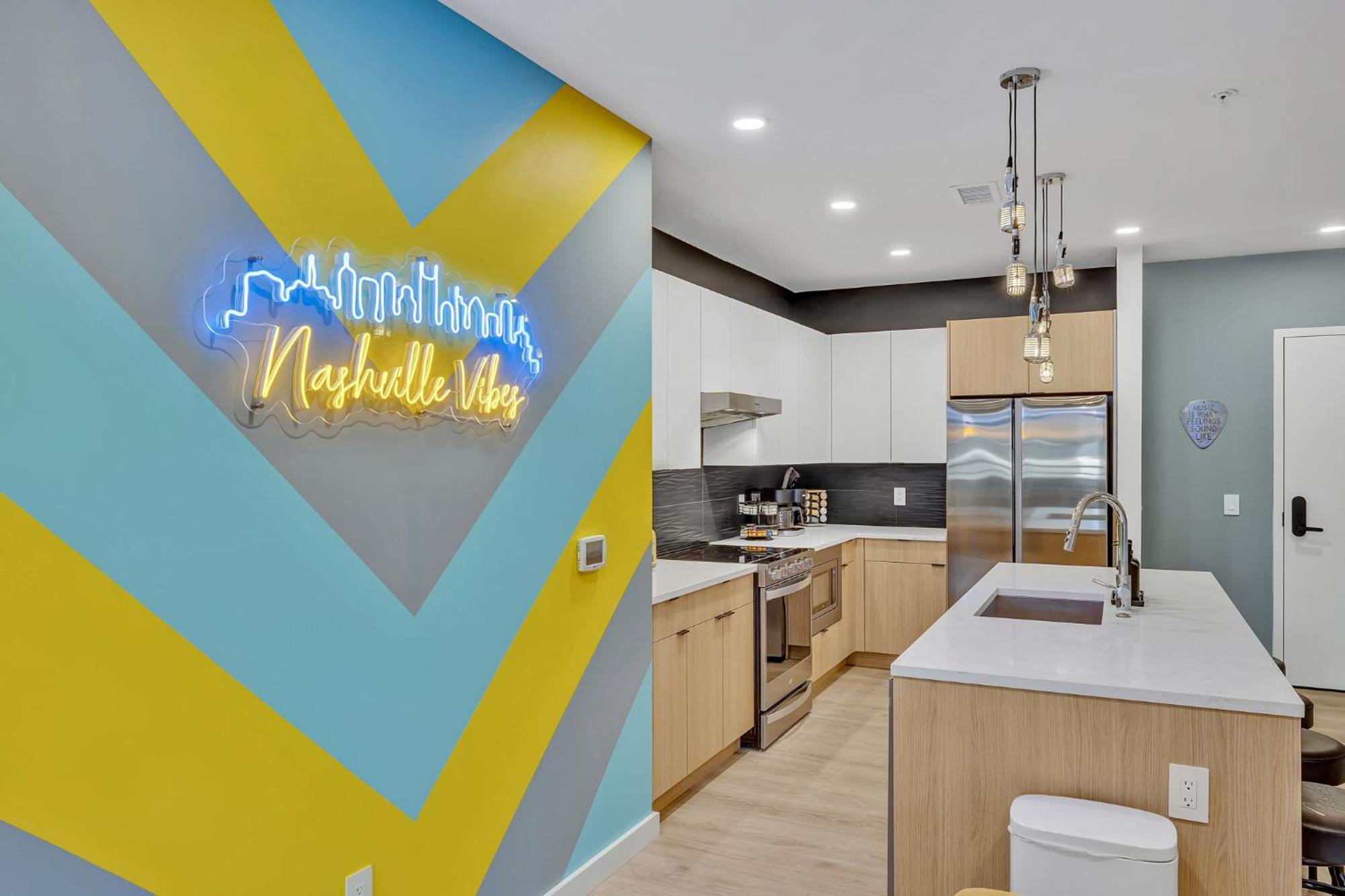 The High Note Short Walk To Broadway, Heated Pool, Gym, Parking