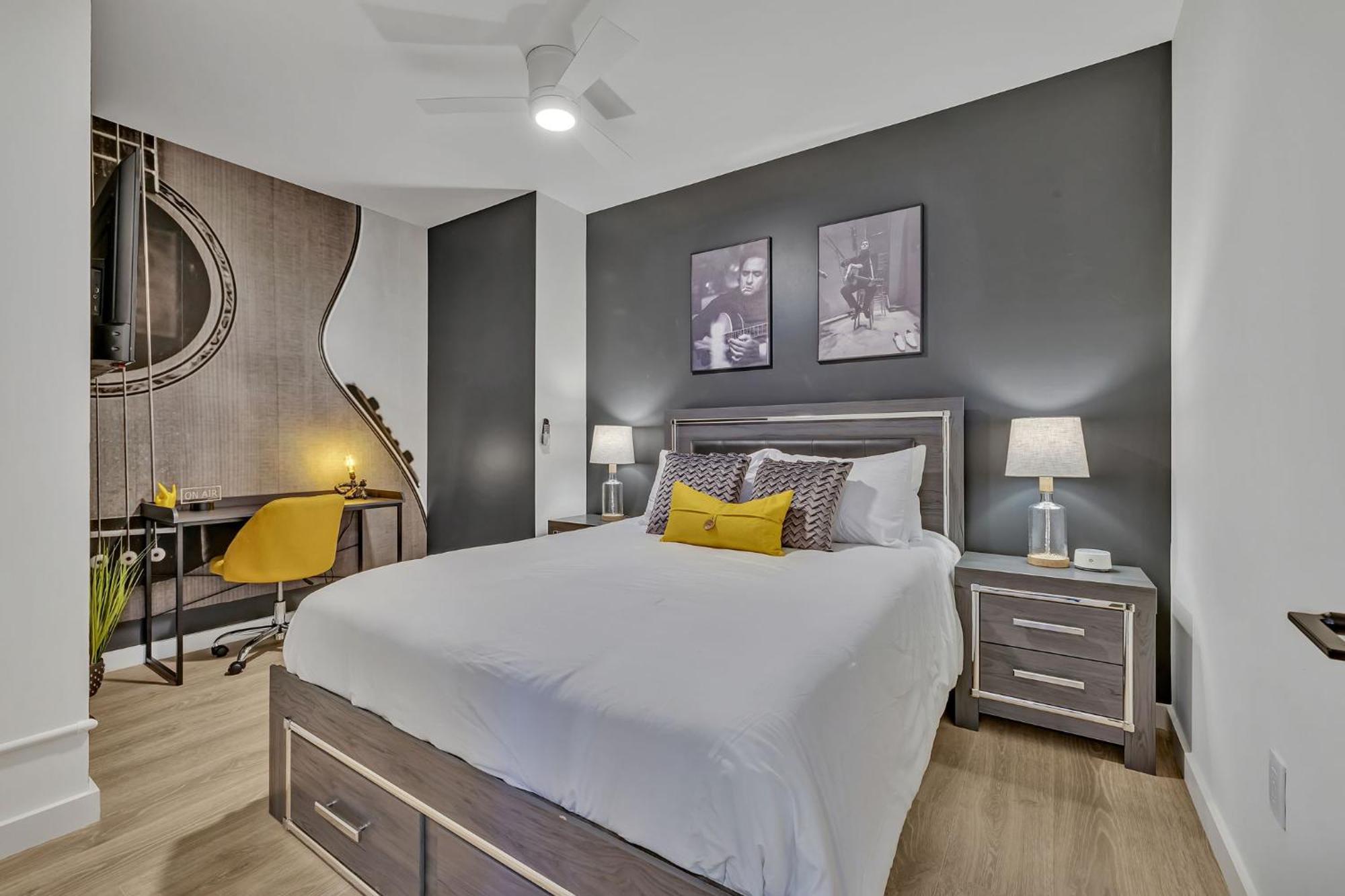 Apartment The High Note Short Walk To Broadway, Heated Pool, Gym, Parking