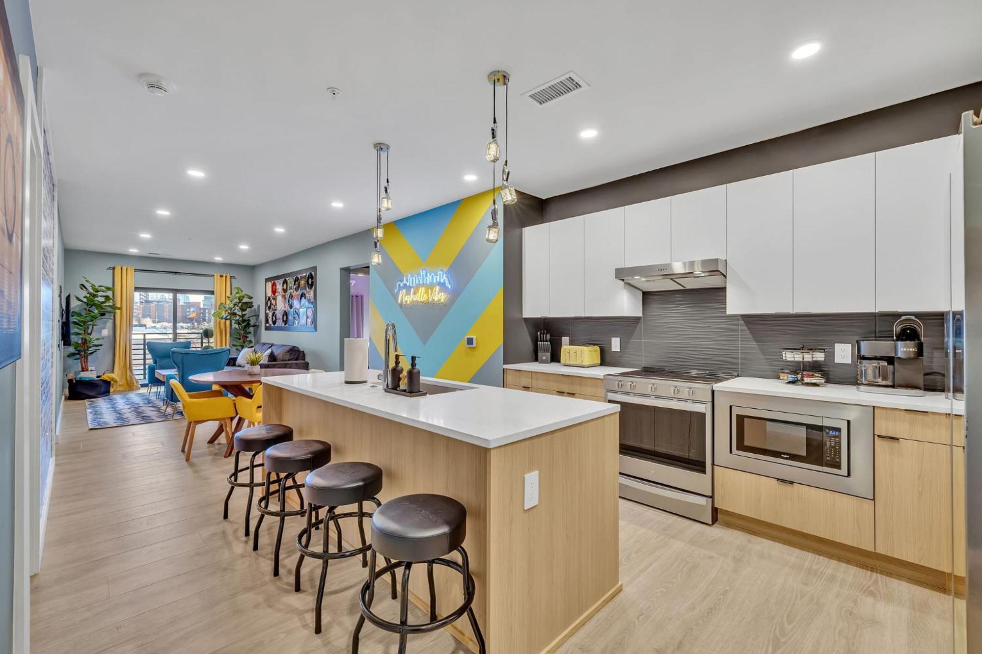 Apartment The High Note Short Walk To Broadway, Heated Pool, Gym, Parking