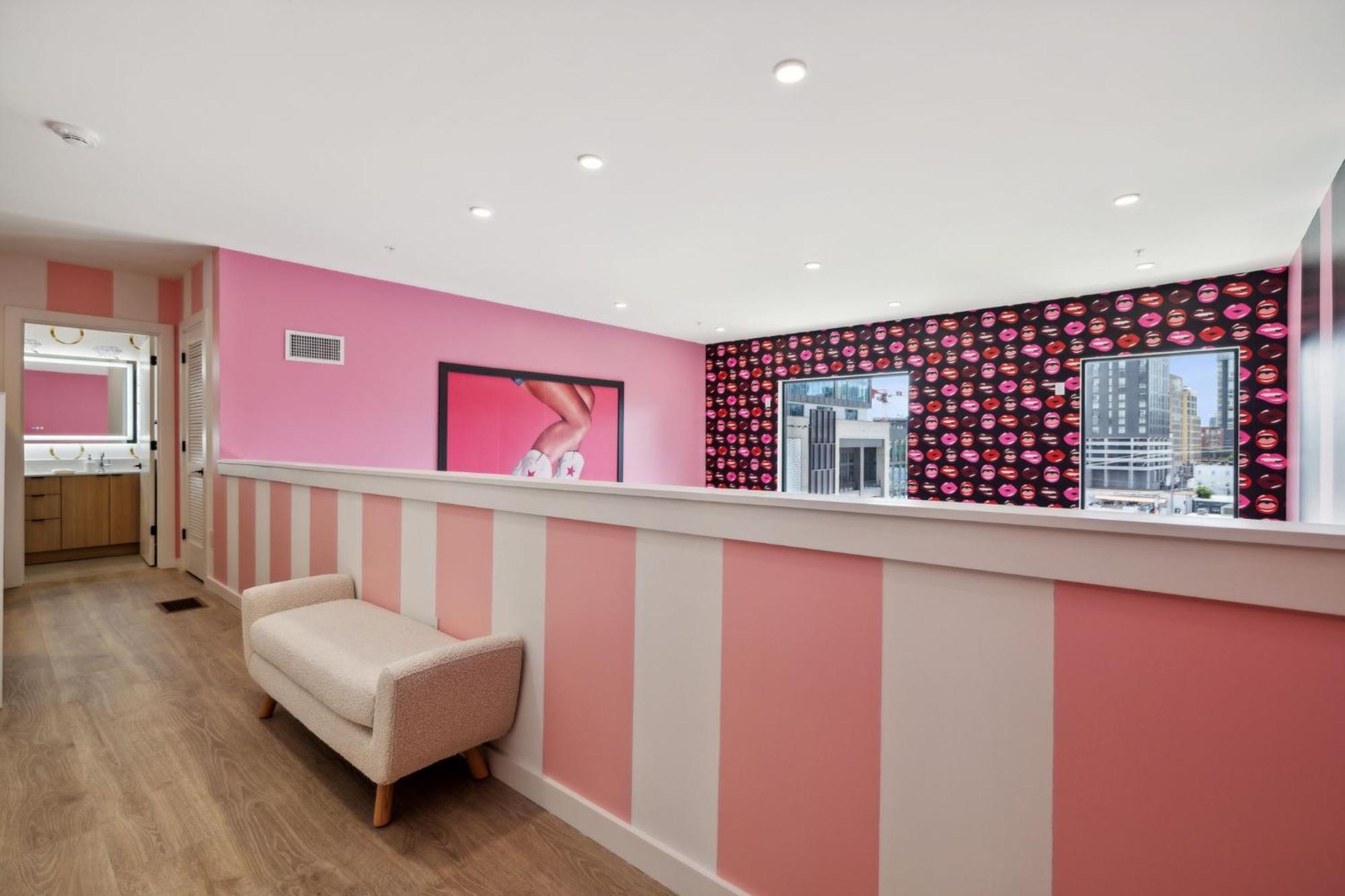 Broadway Girls In Downtown Nash, Walk To Broadway, Pool And Gym Apartment *