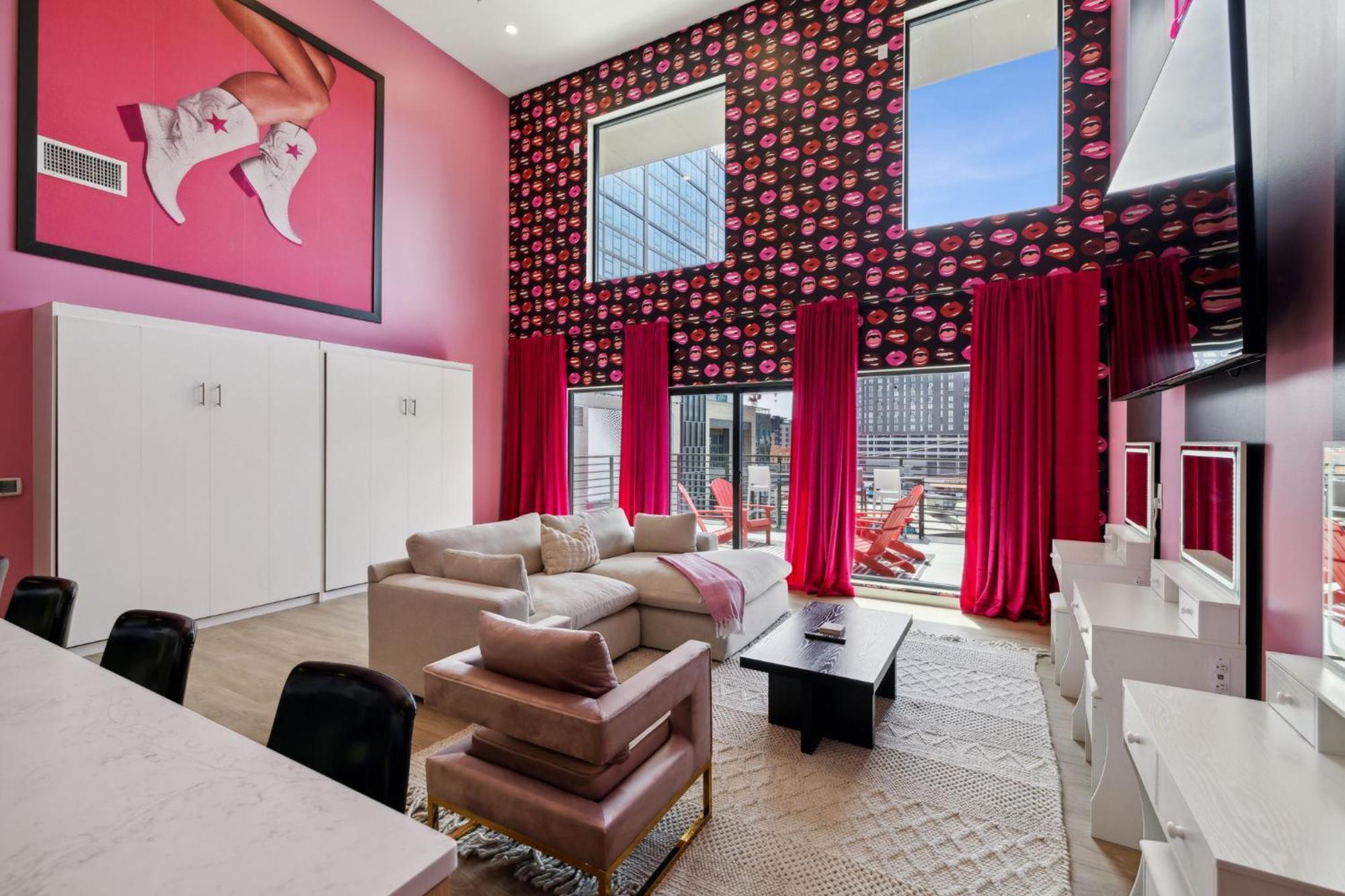 Broadway Girls In Downtown Nash, Walk To Broadway, Pool And Gym Apartment *
