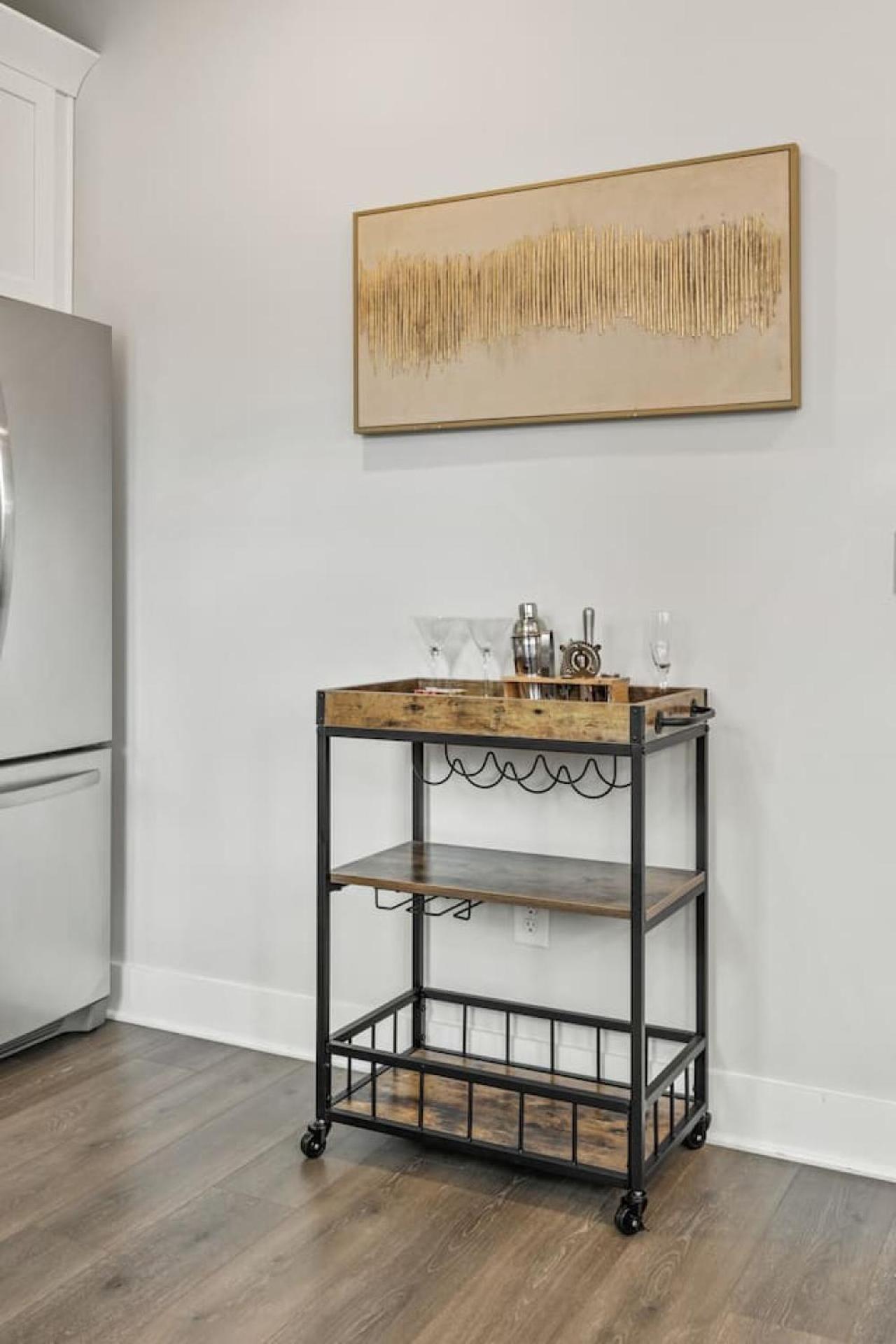 Luxe With Gated Parking Private Balcony And 4 Miles To Downtown Holiday home