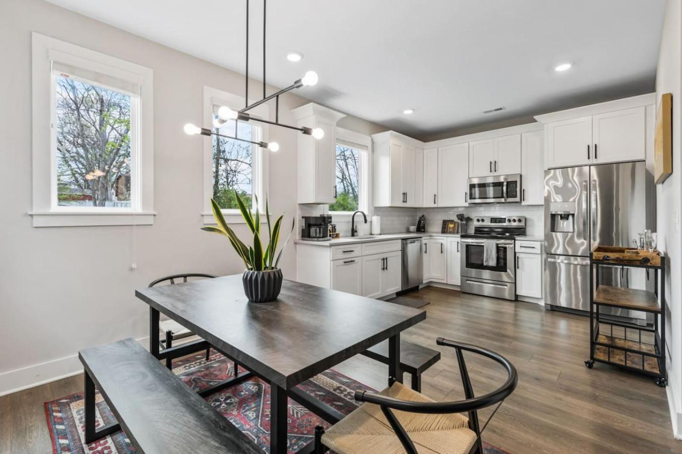 Luxe With Gated Parking Private Balcony And 4 Miles To Downtown Nashville