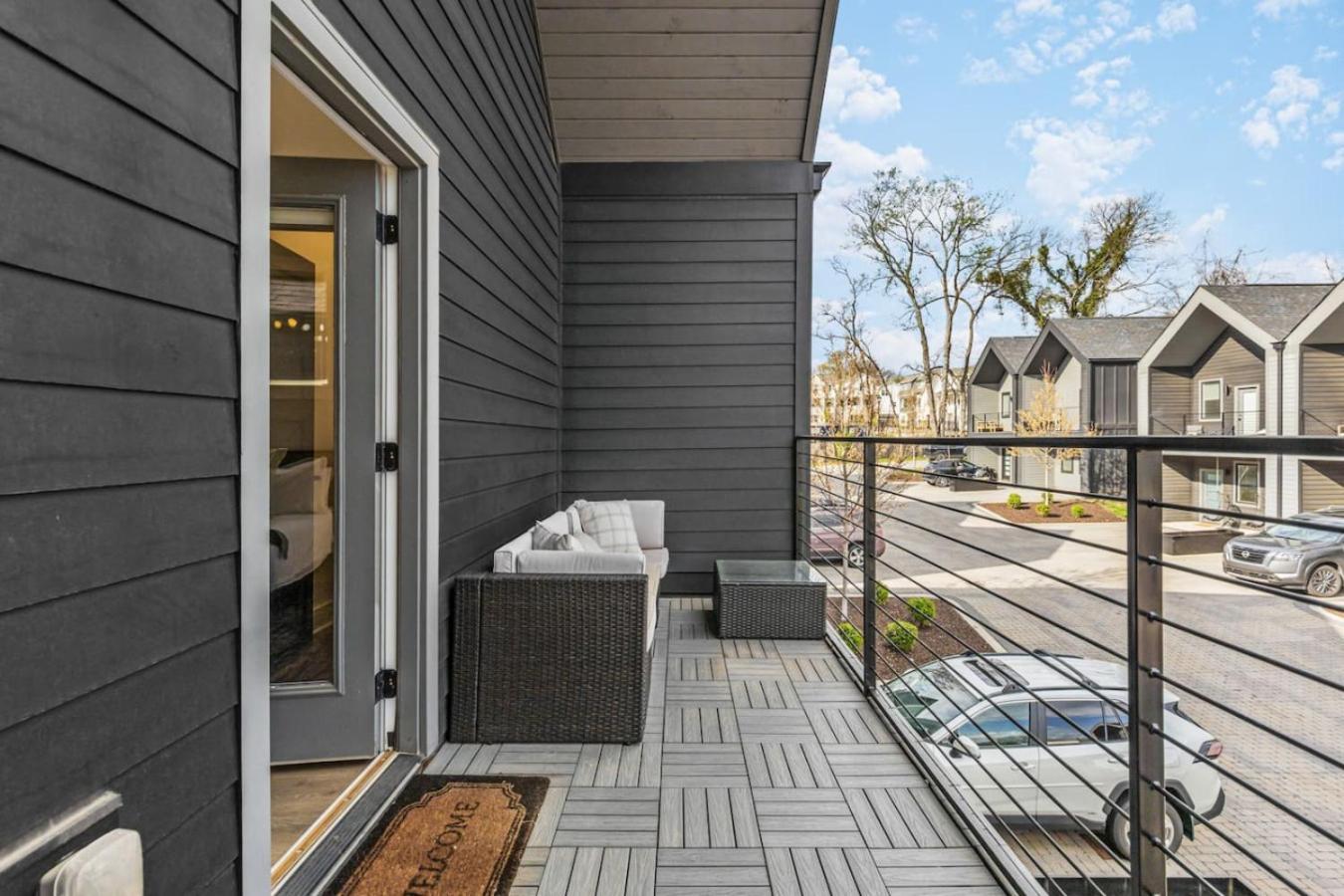 Luxe With Gated Parking Private Balcony And 4 Miles To Downtown Nashville
