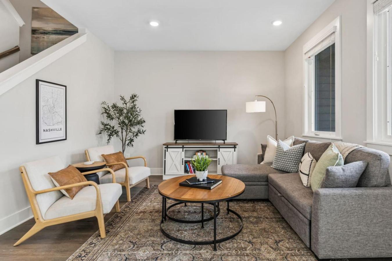 Luxe With Gated Parking Private Balcony And 4 Miles To Downtown