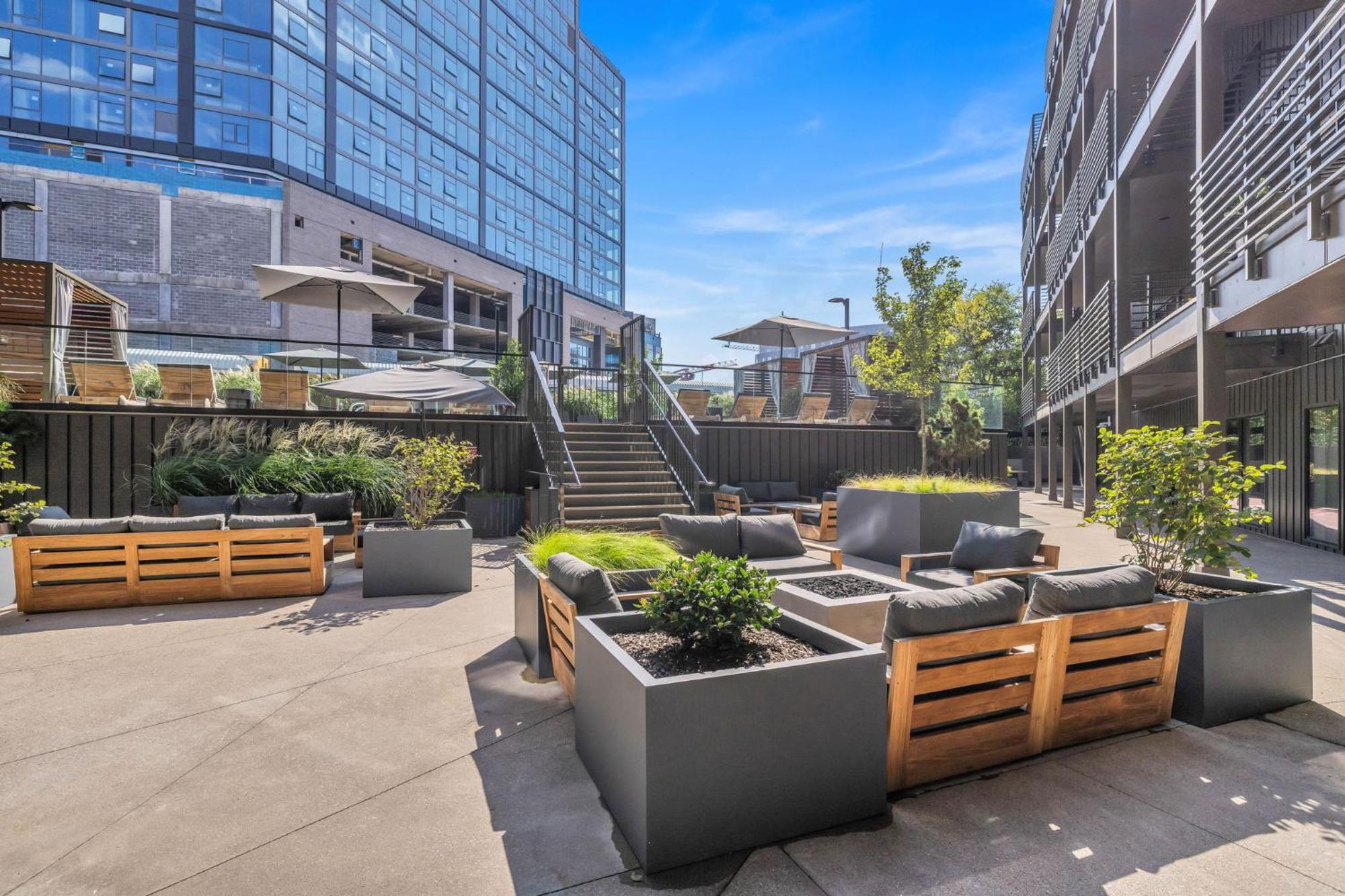 Grand Ole In Downtown Nashville, Walk To Broadway, Parking, Pool, Gym * Nashville