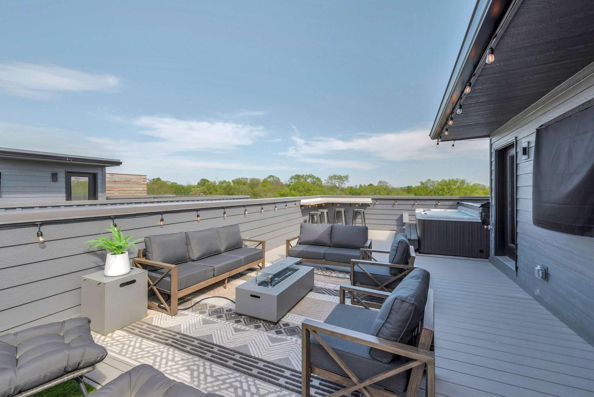 Holiday home New Iconic Duo 2 Homes & Rooftop Vibes *