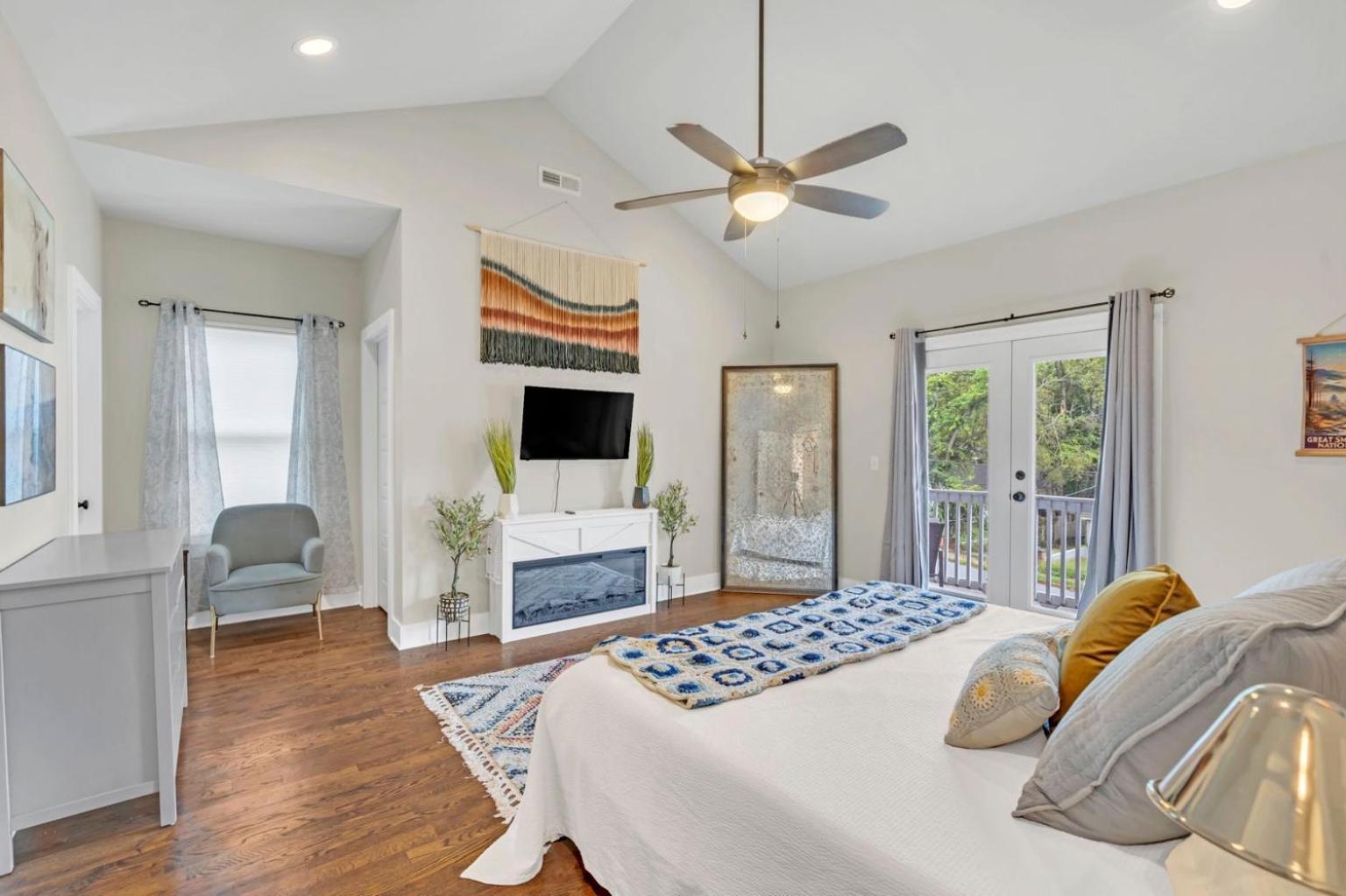 Cma Fest The Bluebelle E Nash Songwriter 3 Bed 3 Bath Hot Tub Fenced Yard 30 Or Days By Skyrun * Nashville