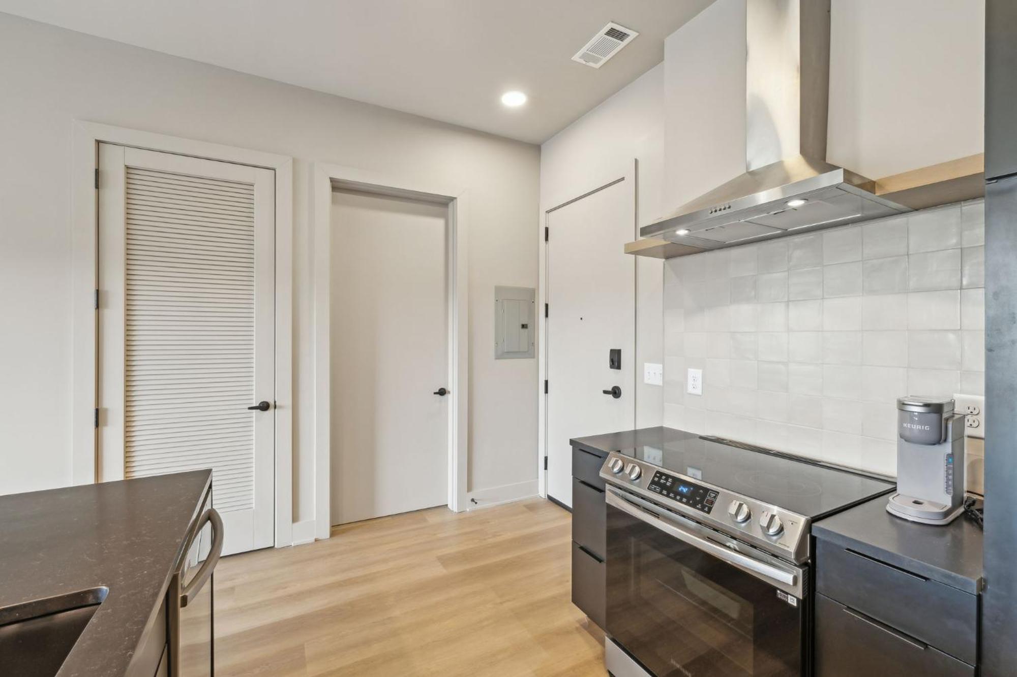 Luxury E Nash 1 Bed 1 Bath Rooftop Access Parking 30 Or Days By Skyrun Nashville