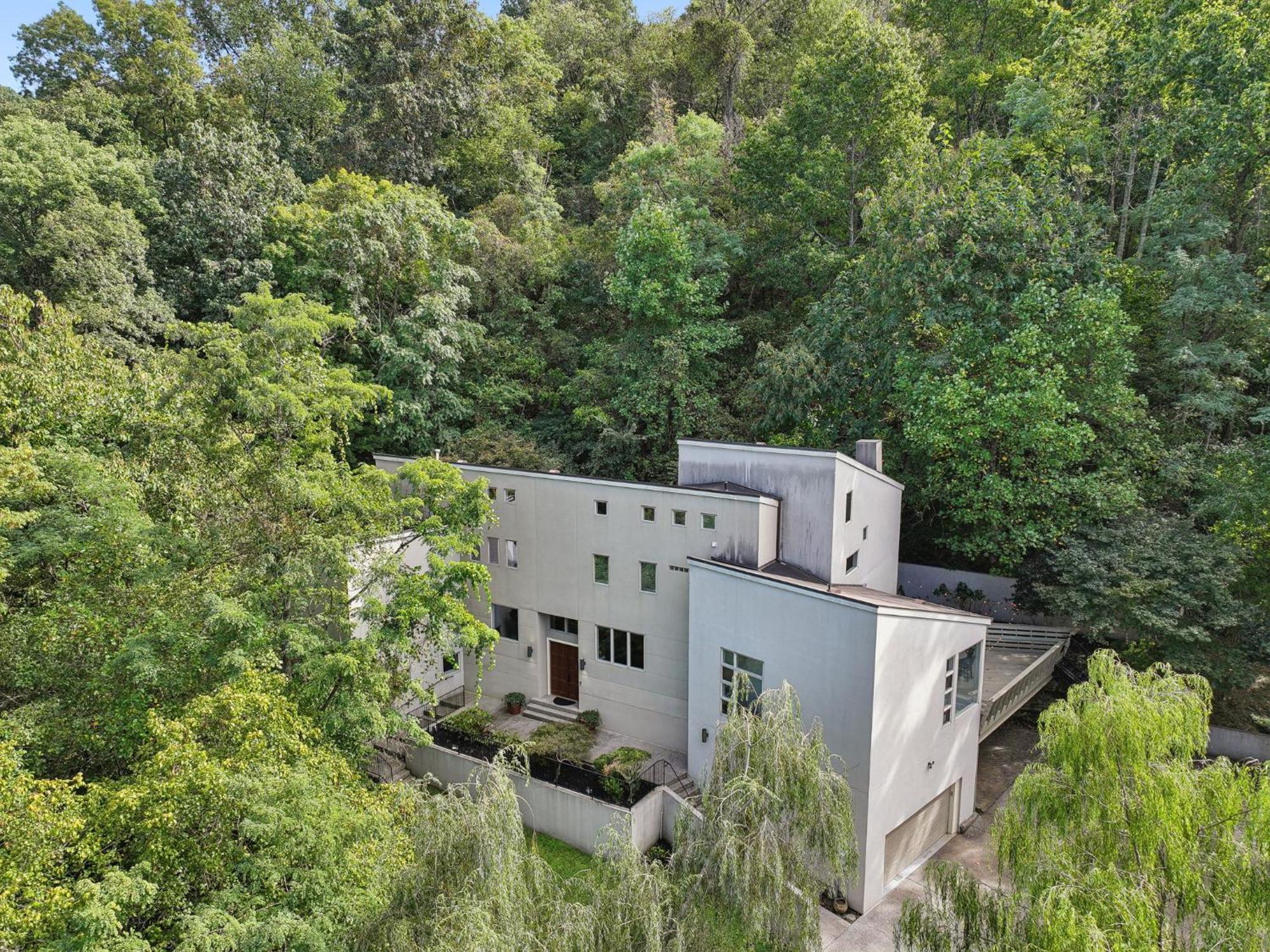 Stunning Belle Meade Mansion With Luxury Amenities And Hot Tub, Great Summer Rates Holiday home Nashville