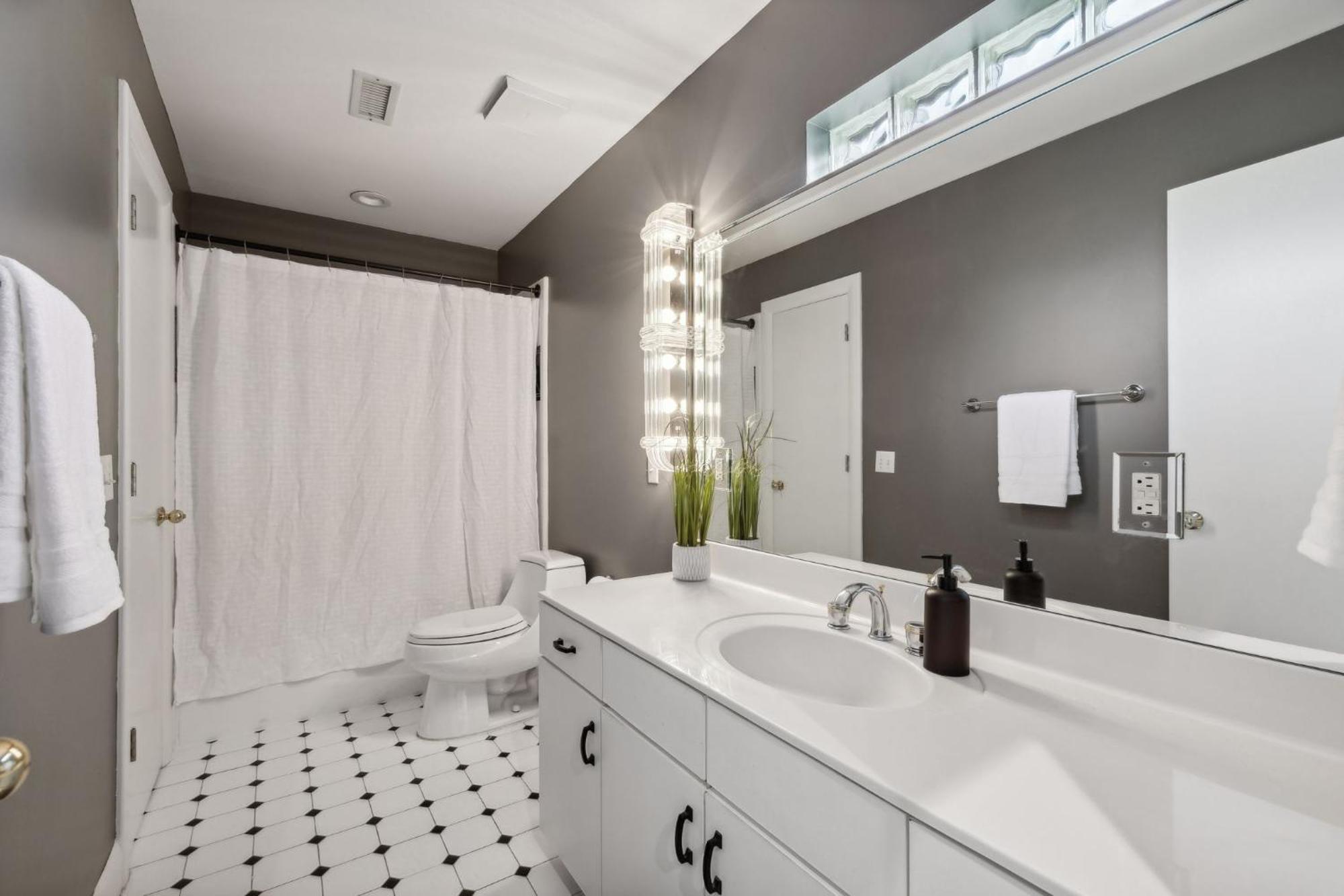 Stunning Belle Meade Mansion With Luxury Amenities And Hot Tub, Great Summer Rates Holiday home *