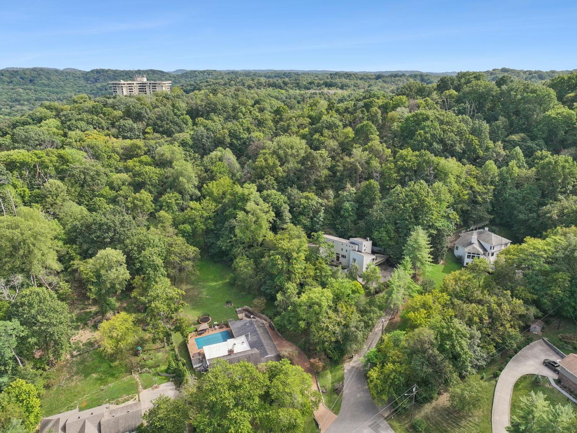 Stunning Belle Meade Mansion With Luxury Amenities And Hot Tub, Great Summer Rates Holiday home