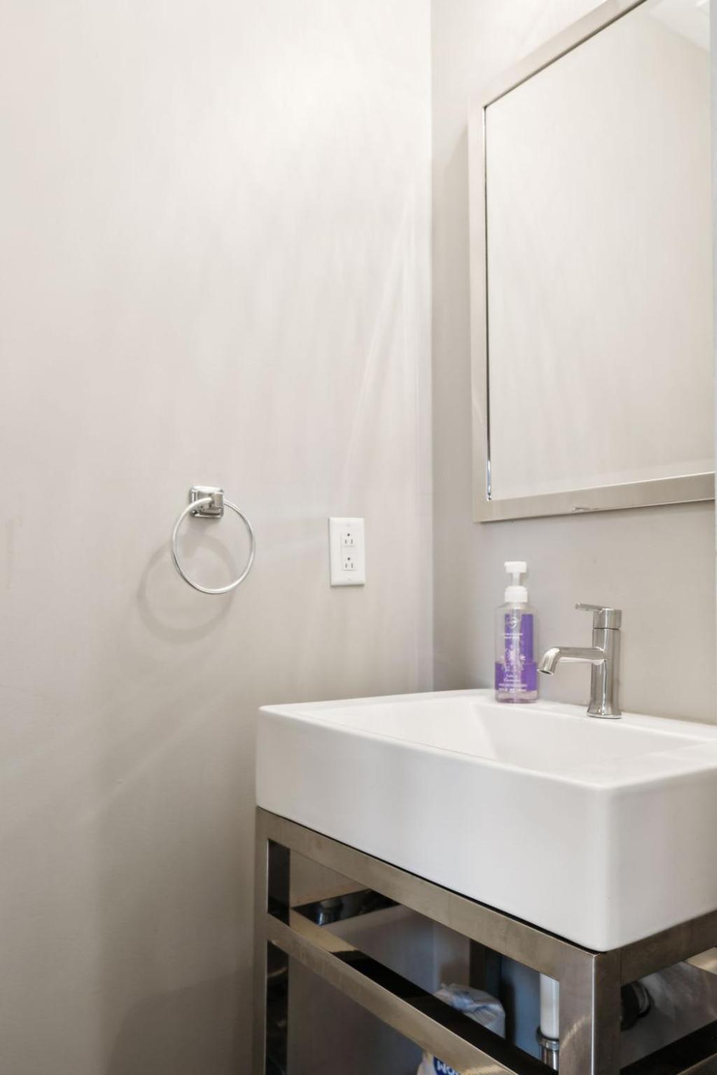 Spacious 3-story Townhome W Rooftop & Views Holiday home