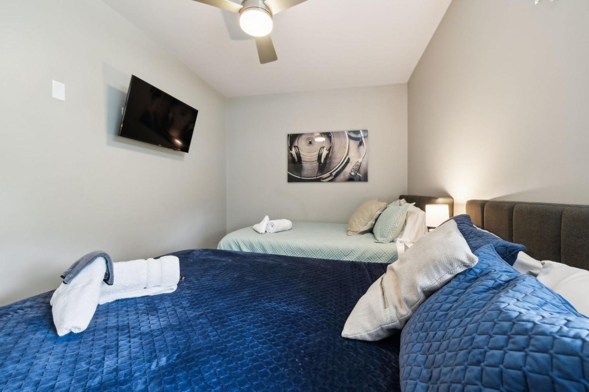 Spacious 3-story Townhome W Rooftop & Views Holiday home *