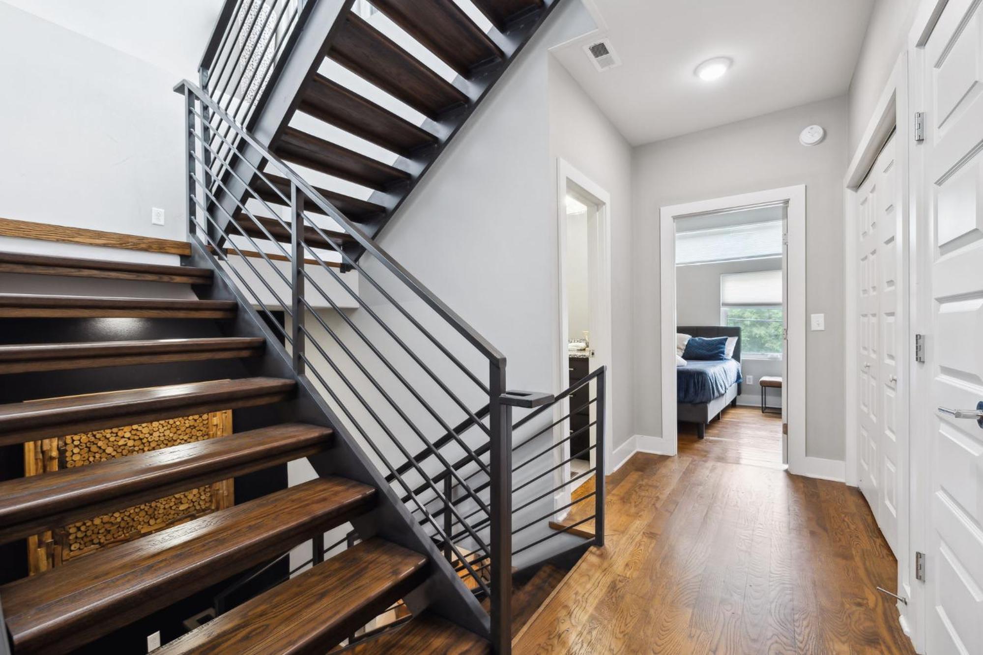 Spacious 3-story Townhome W Rooftop & Views *