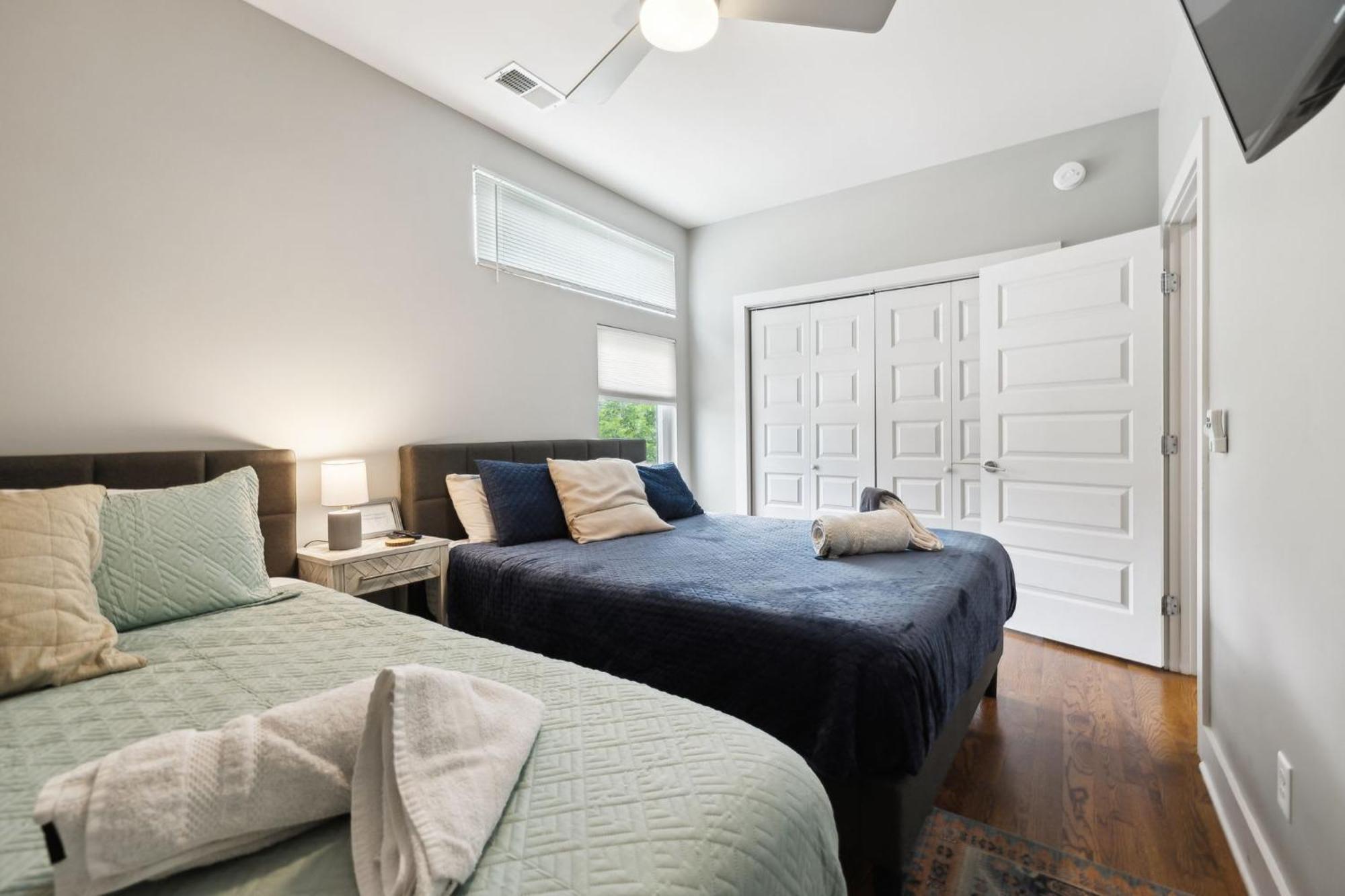 Spacious 3-story Townhome W Rooftop & Views Holiday home