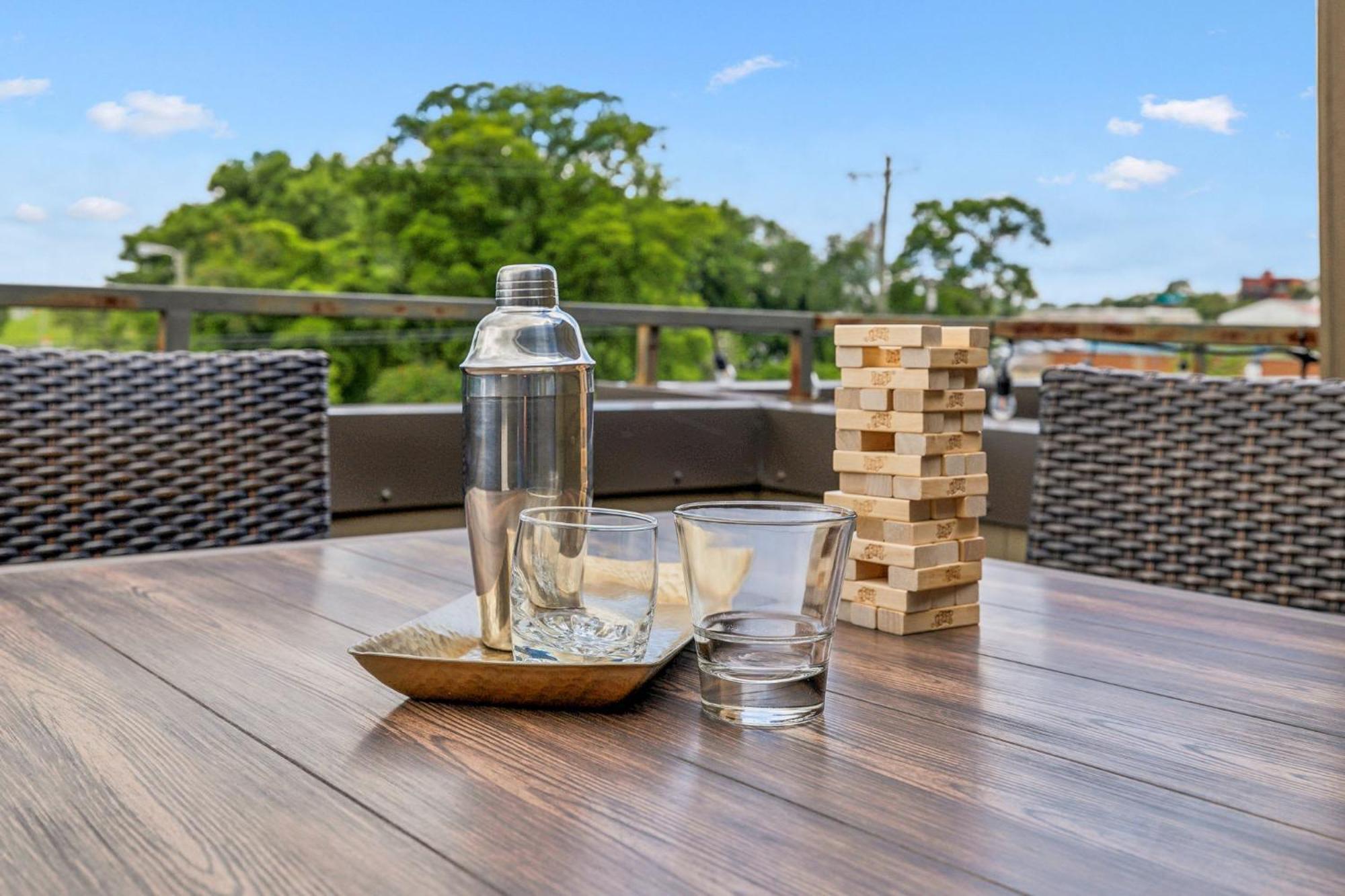 Spacious 3-story Townhome W Rooftop & Views Holiday home