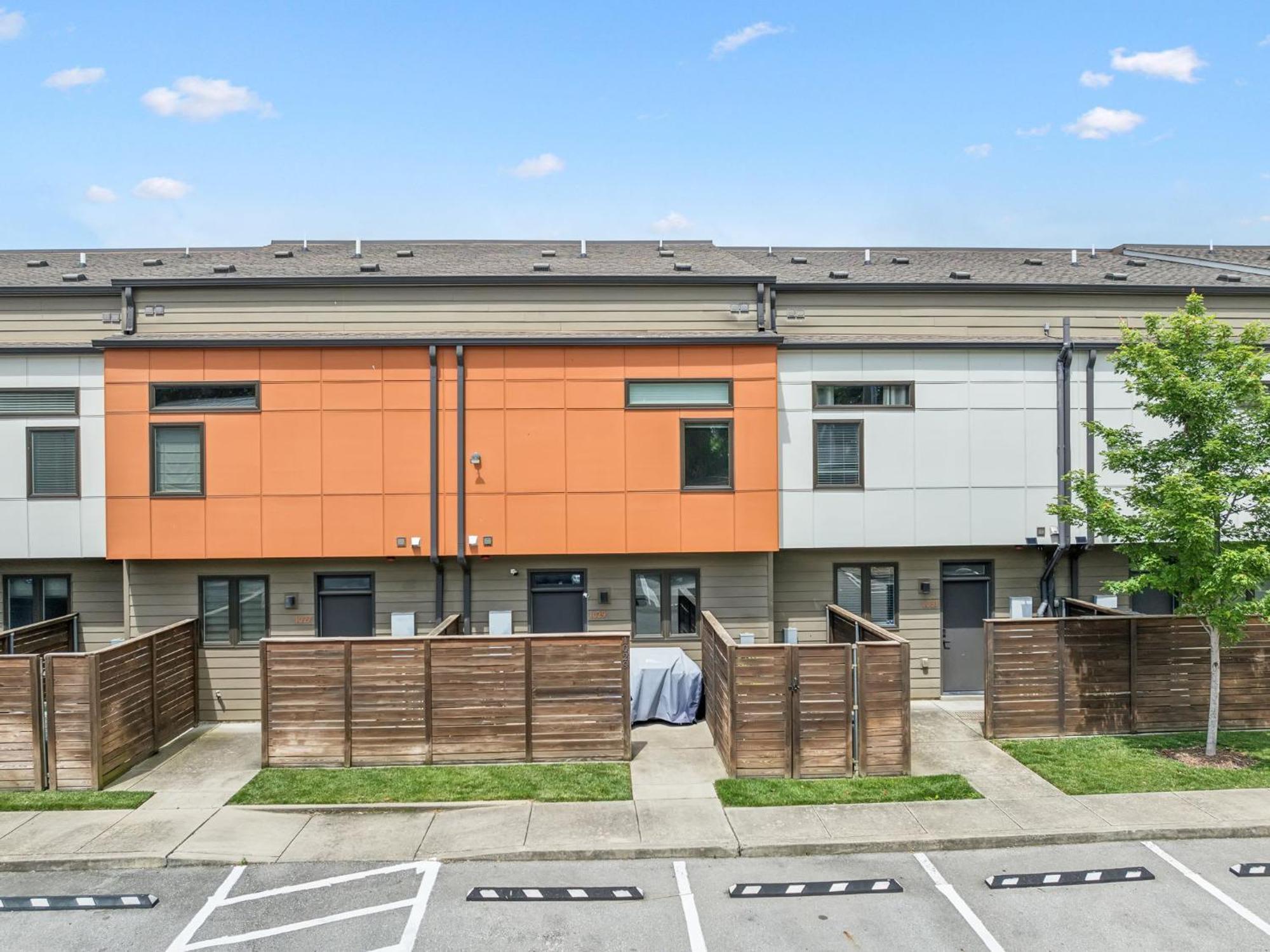 Holiday home Spacious 3-story Townhome W Rooftop & Views *